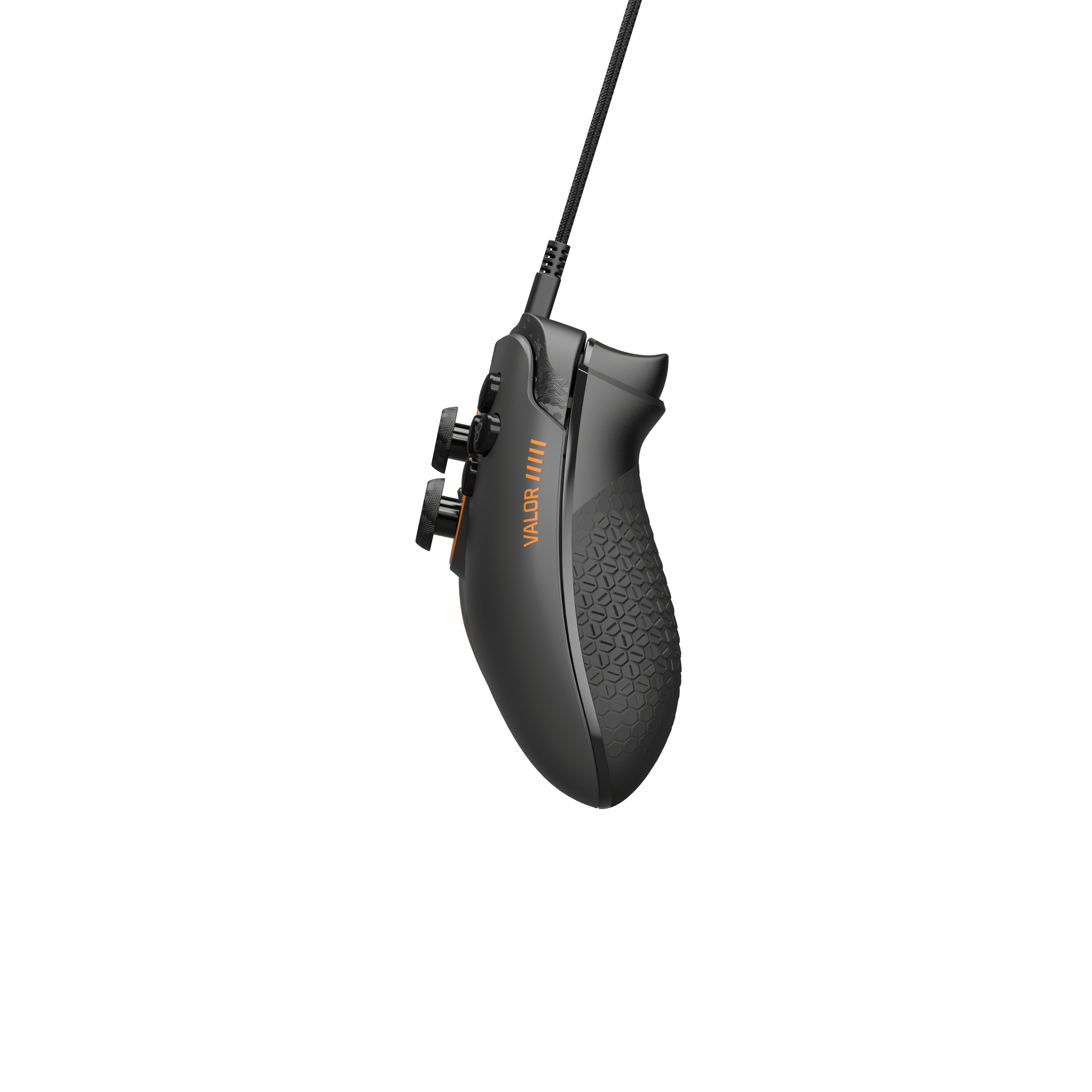Schwarze Gaming-Maus mit orangefarbenen Akzenten, hängt an einem schwarzen Kabel, vor weißem Hintergrund.