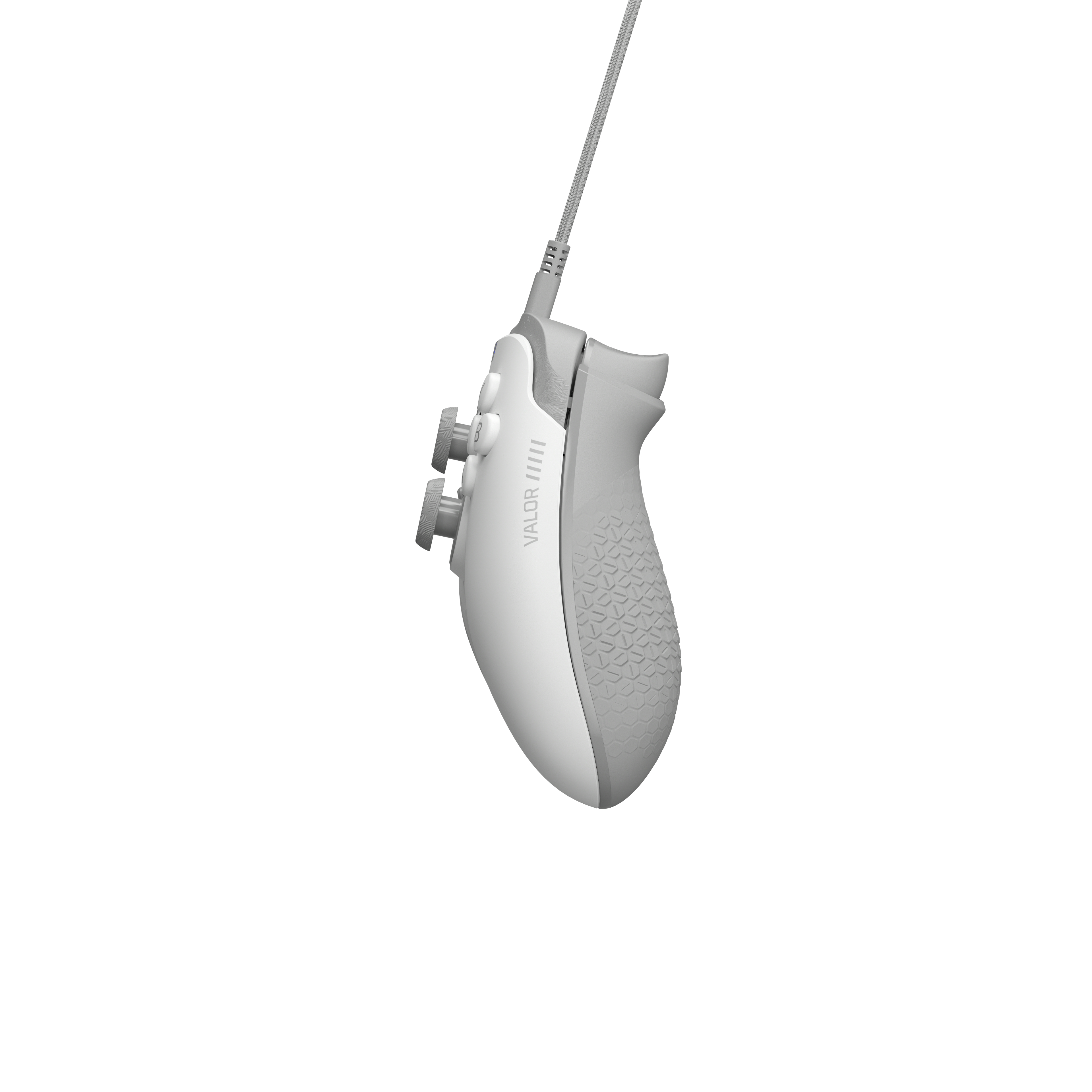 Eine weiße und graue Gaming-Maus, die an einem geflochtenen grauen Kabel hängt. Die Maus hat Tasten und einen strukturierten Griff.