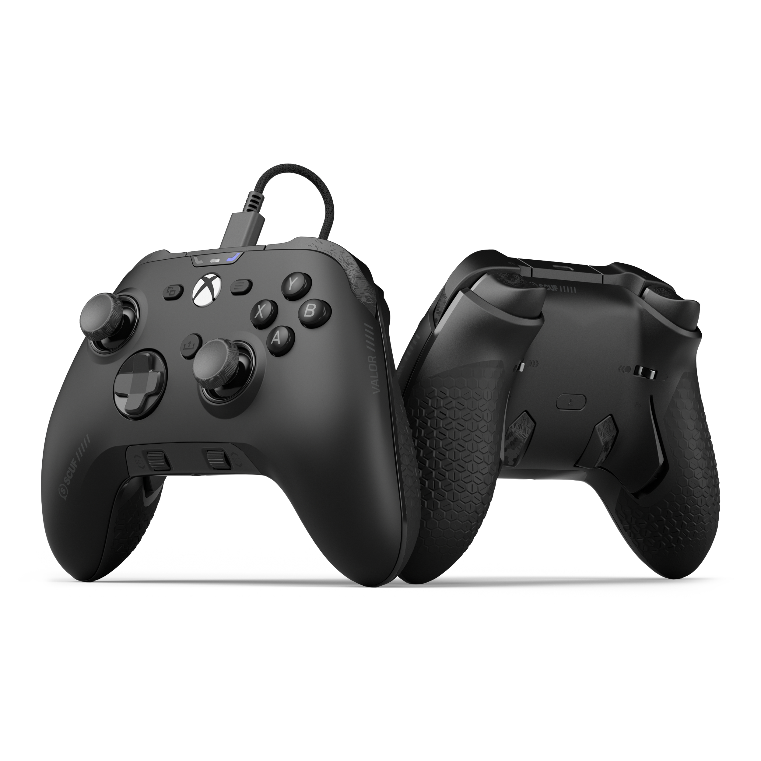 Zwei schwarze Gamecontroller nebeneinander. Einer zeigt Knöpfe, der andere die strukturierte Rückseite. Beide auf weißem Hintergrund.