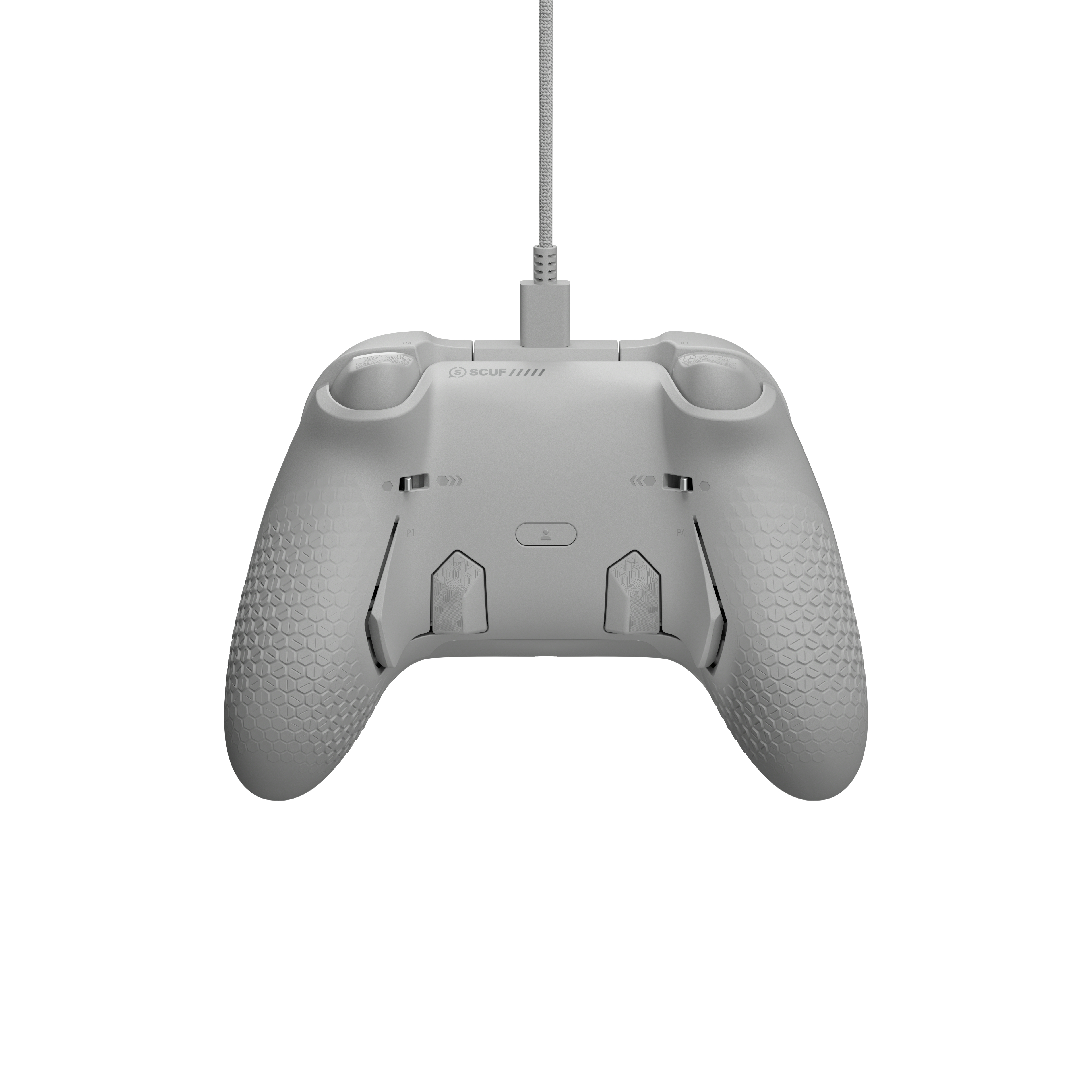 Ein grauer SCUF-Controller wird an seinem Kabel aufgehängt. Er hat strukturierte Griffe und Knöpfe, auf weißem Hintergrund.