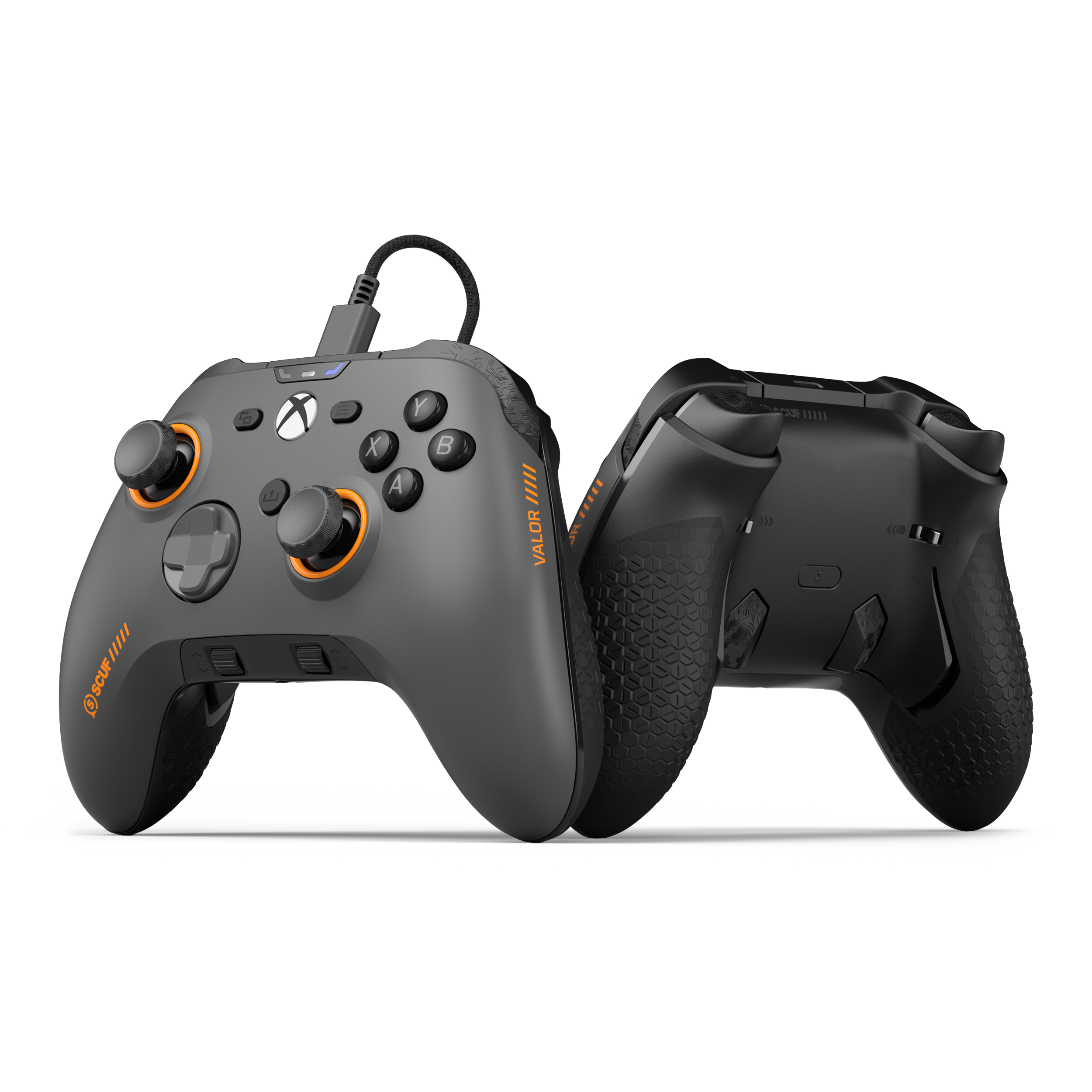 Zwei schwarze und graue Gamecontroller. Einer zeigt nach vorne, der andere nach hinten.