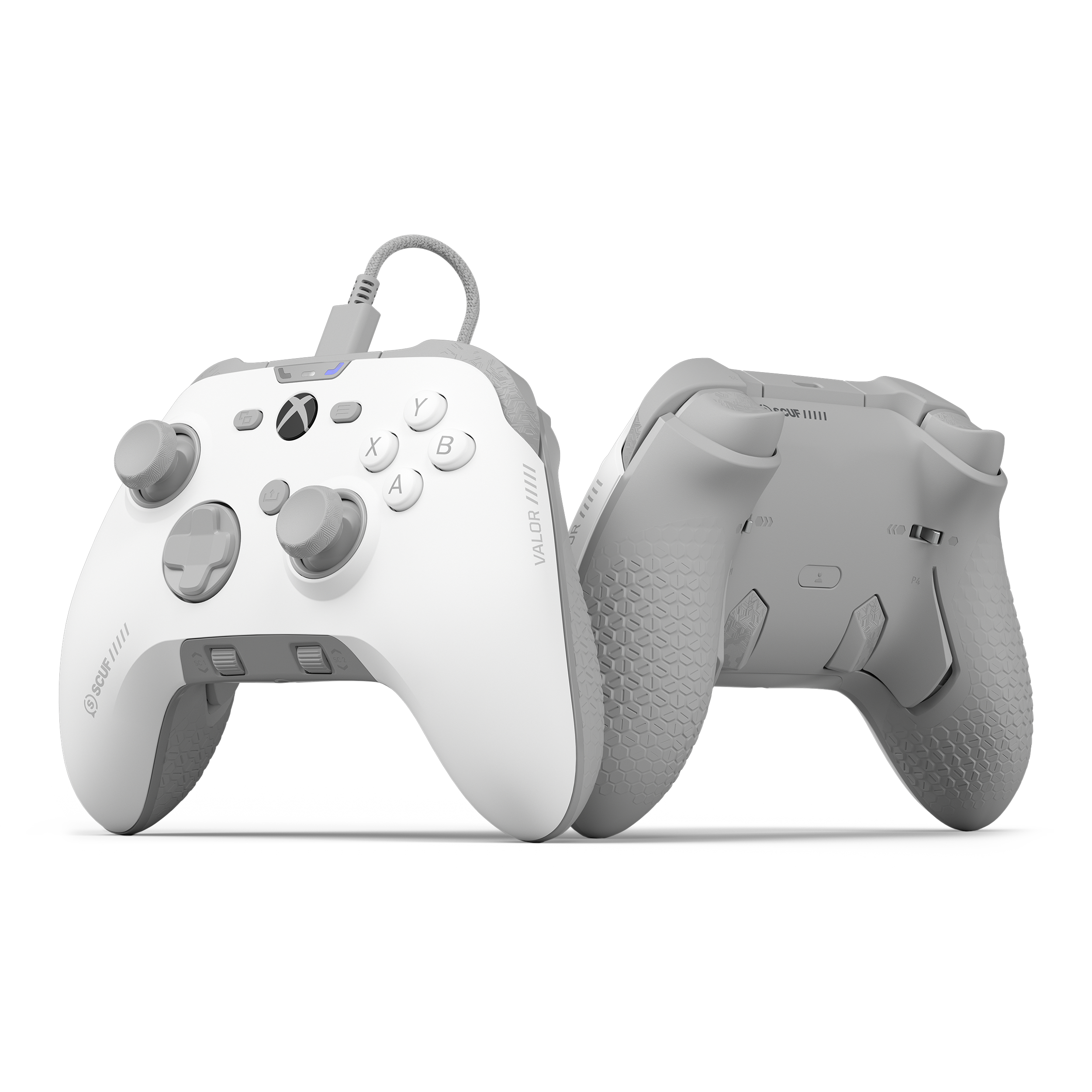 Zweifarbig weiß-grauer SCUF Valor-Controller. Einer nach vorne, einer nach hinten, beide auf weißem Hintergrund.