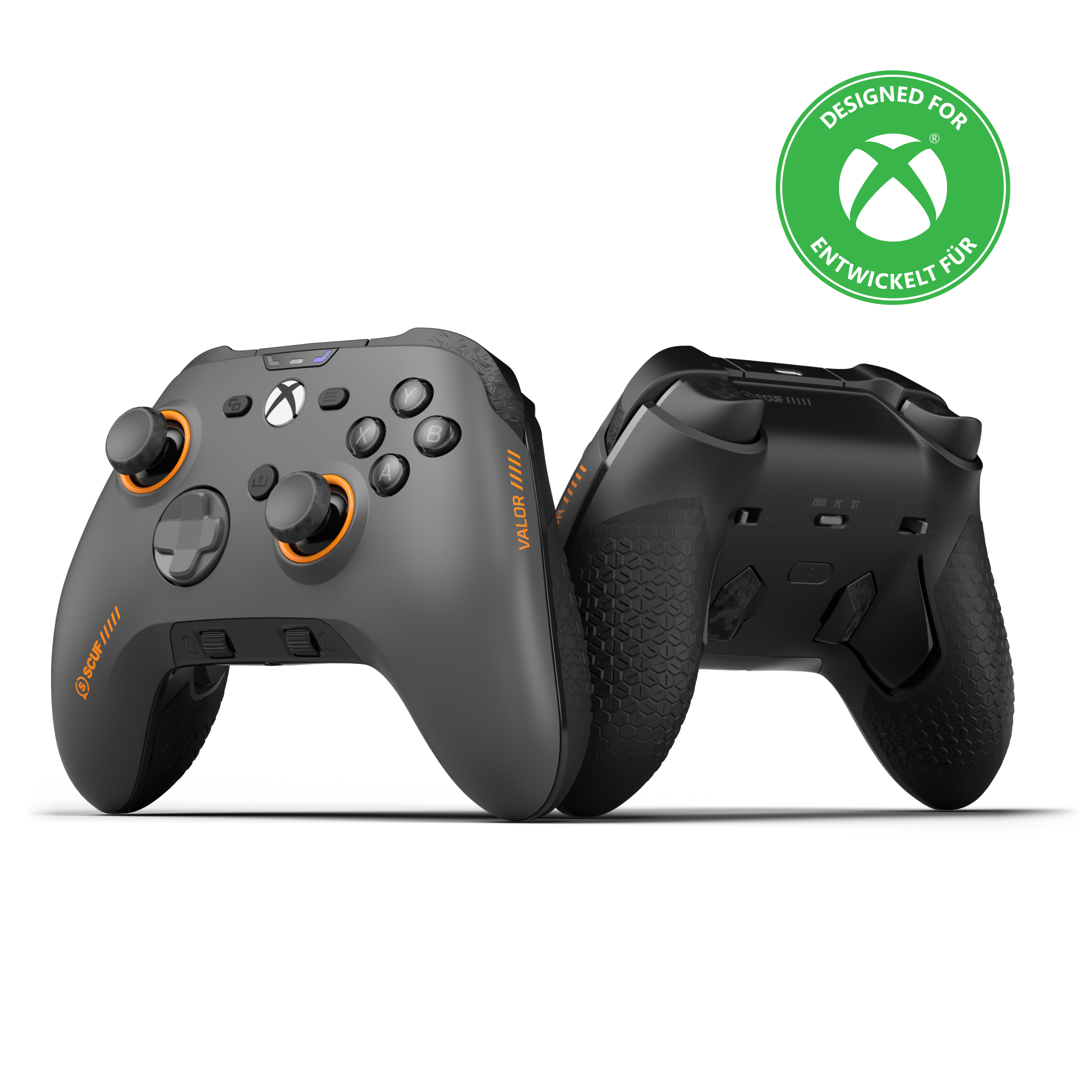 Zwei graue und schwarze Gamecontroller nebeneinander, Xbox-Logo, 'Designed for'-Label, orangefarbene Akzente.