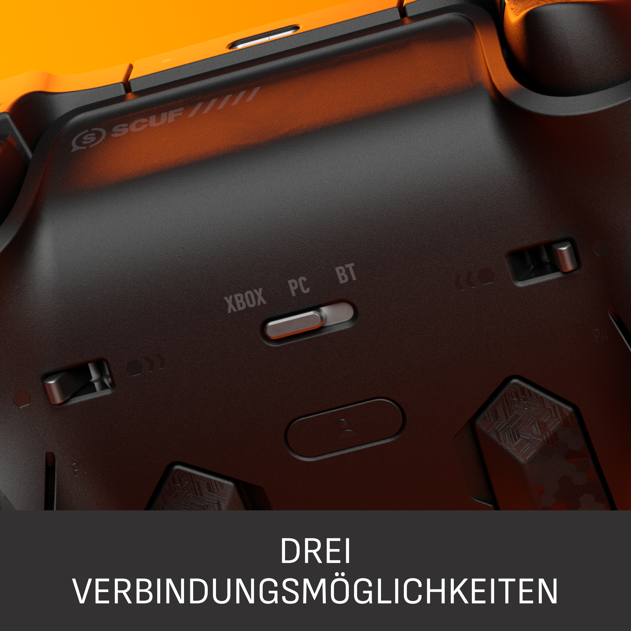 Nahaufnahme eines schwarzen Gamecontrollers mit orangefarbenen Akzenten. Merkmale sind ein Schalter für Xbox, PC oder BT.