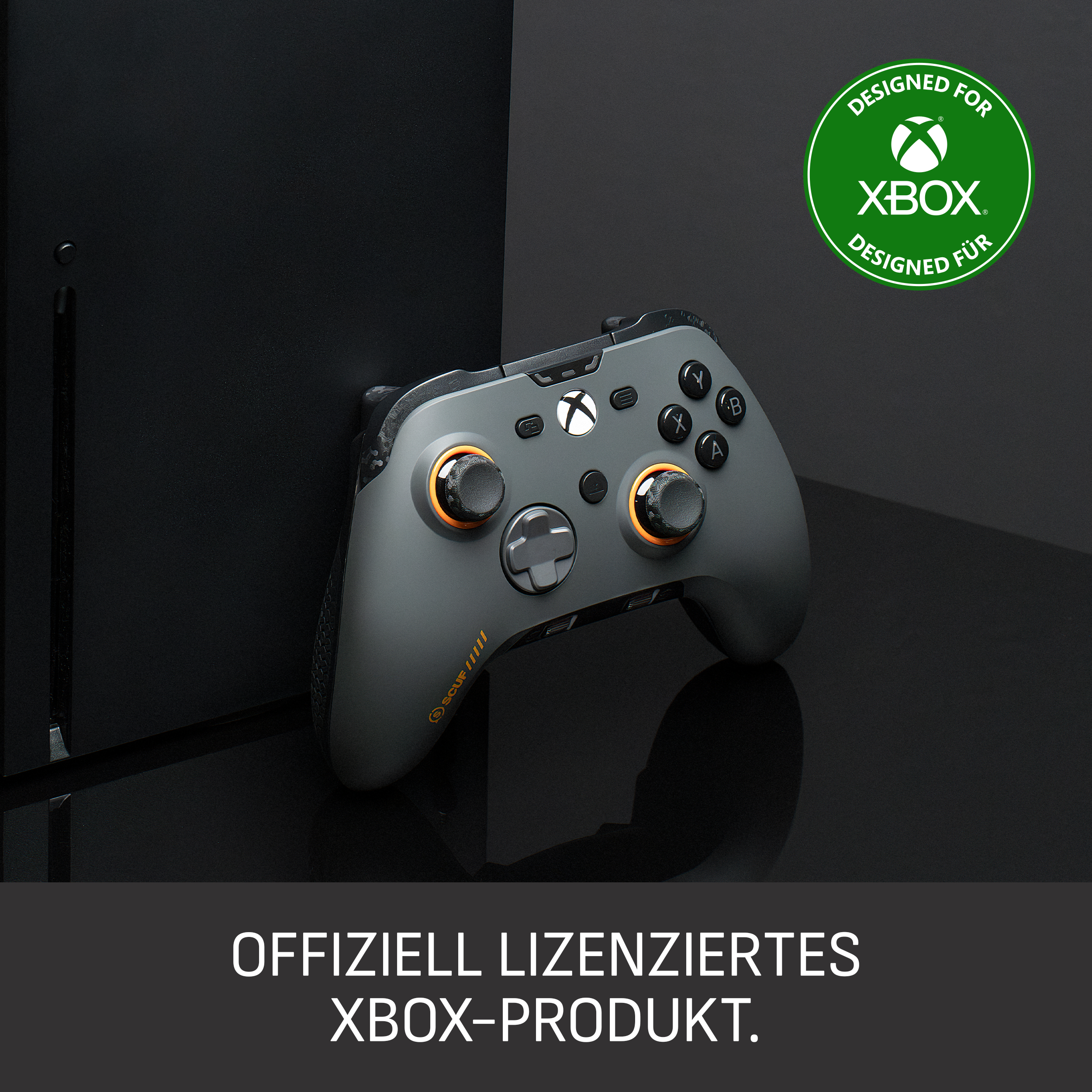Ein grauer Xbox-Controller neben einer schwarzen Oberfläche. Es hat orangefarbene Akzente und ist ein offizielles Produkt.