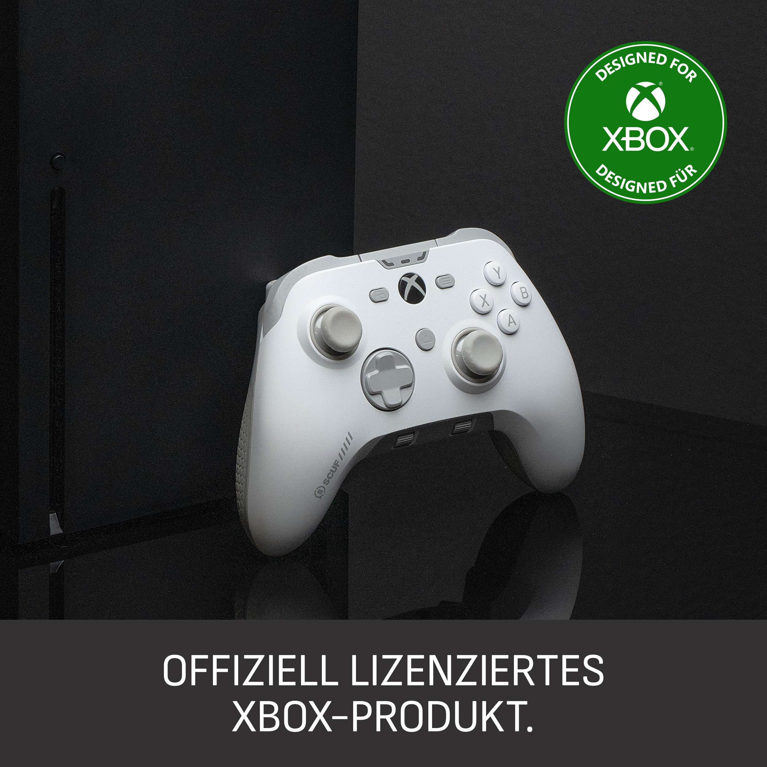 Weißer Xbox-Controller mit grauen Akzenten auf schwarzem Untergrund. Grünes Xbox-Logo rechts oben.