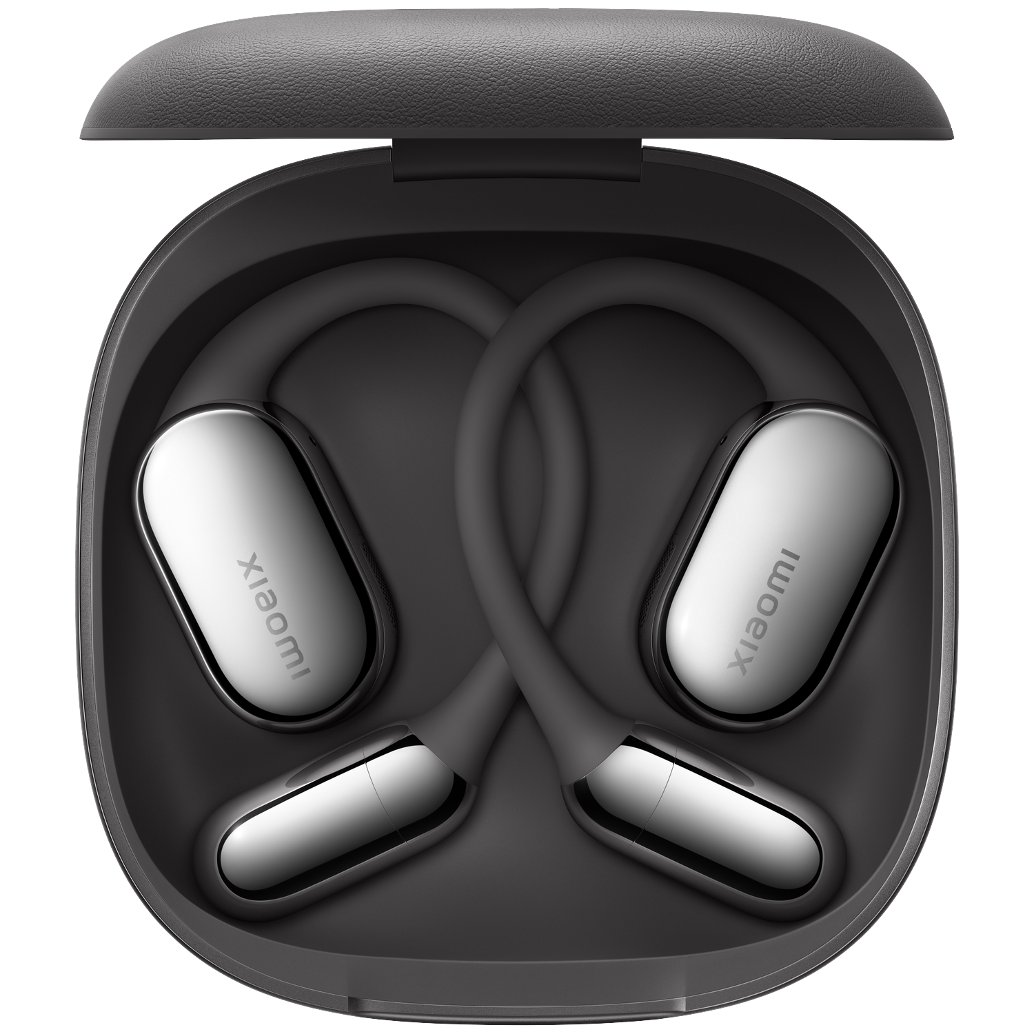 Open zwarte case met twee zilveren oortelefoons erin. De case is open en toont de oortelefoons in een gebogen vorm met het Xiaomi-logo.