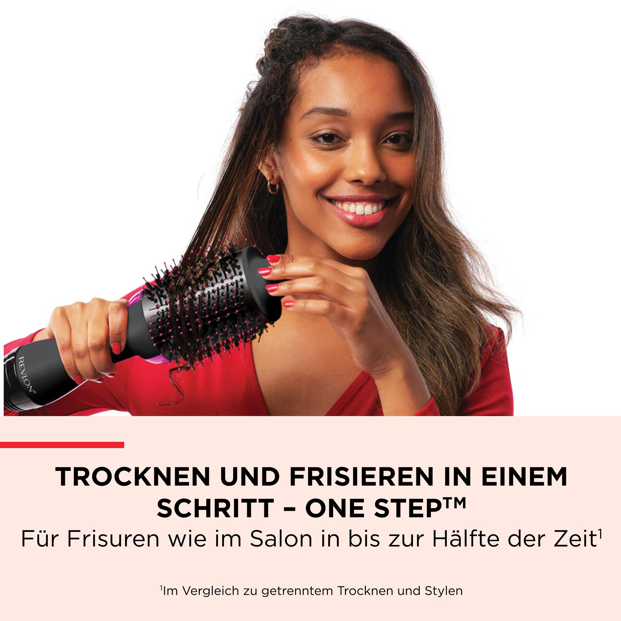 Eine Frau lächelt, während sie eine Revlon-Haarstylingbürste hält. Sie trägt Rot, und der Text wirbt für das Produkt.