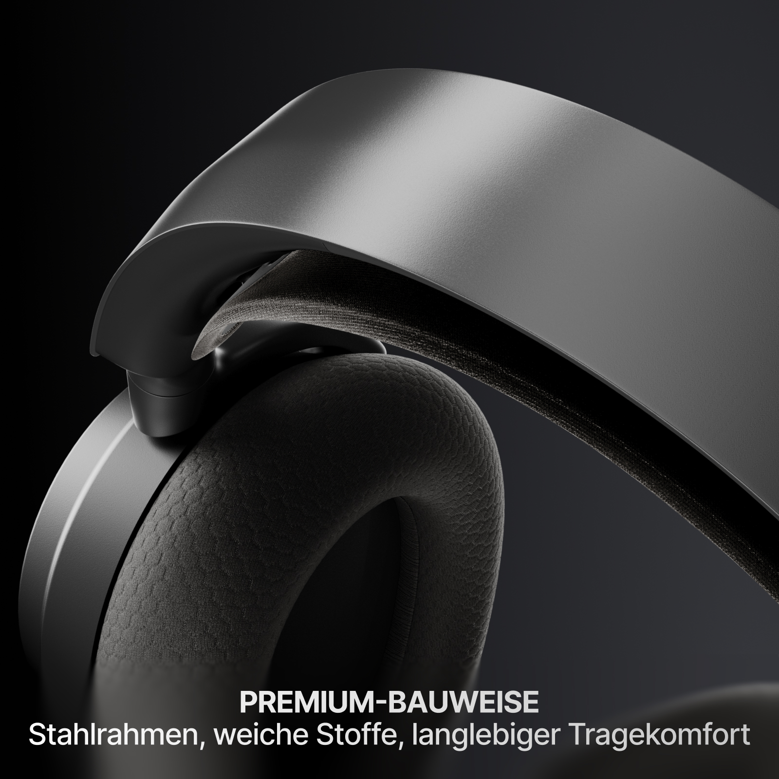 Nahaufnahme eines schwarzen Headsets. Ohrmuschel und Kopfbügel sind sichtbar. Weicher Stoff bedeckt die Ohrmuschel. Dunkler Hintergrund.