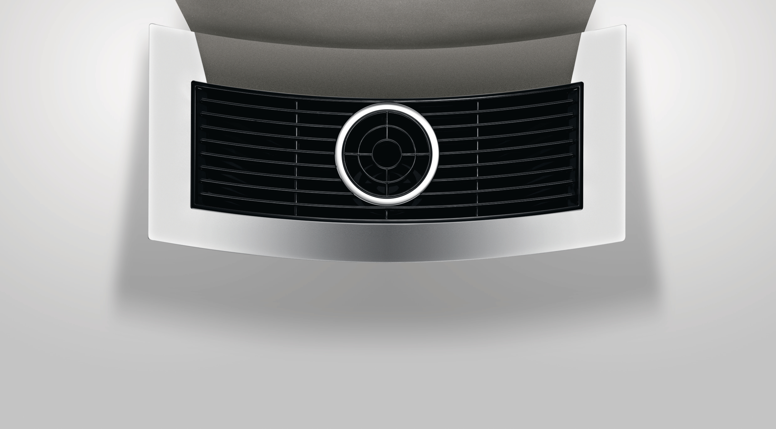 Eine schwarze und silberne Dunstabzugshaube. Sie hat einen schwarzen Grill mit einem kreisförmigen Silberdesign in der Mitte, auf einer weißen Oberfläche.
