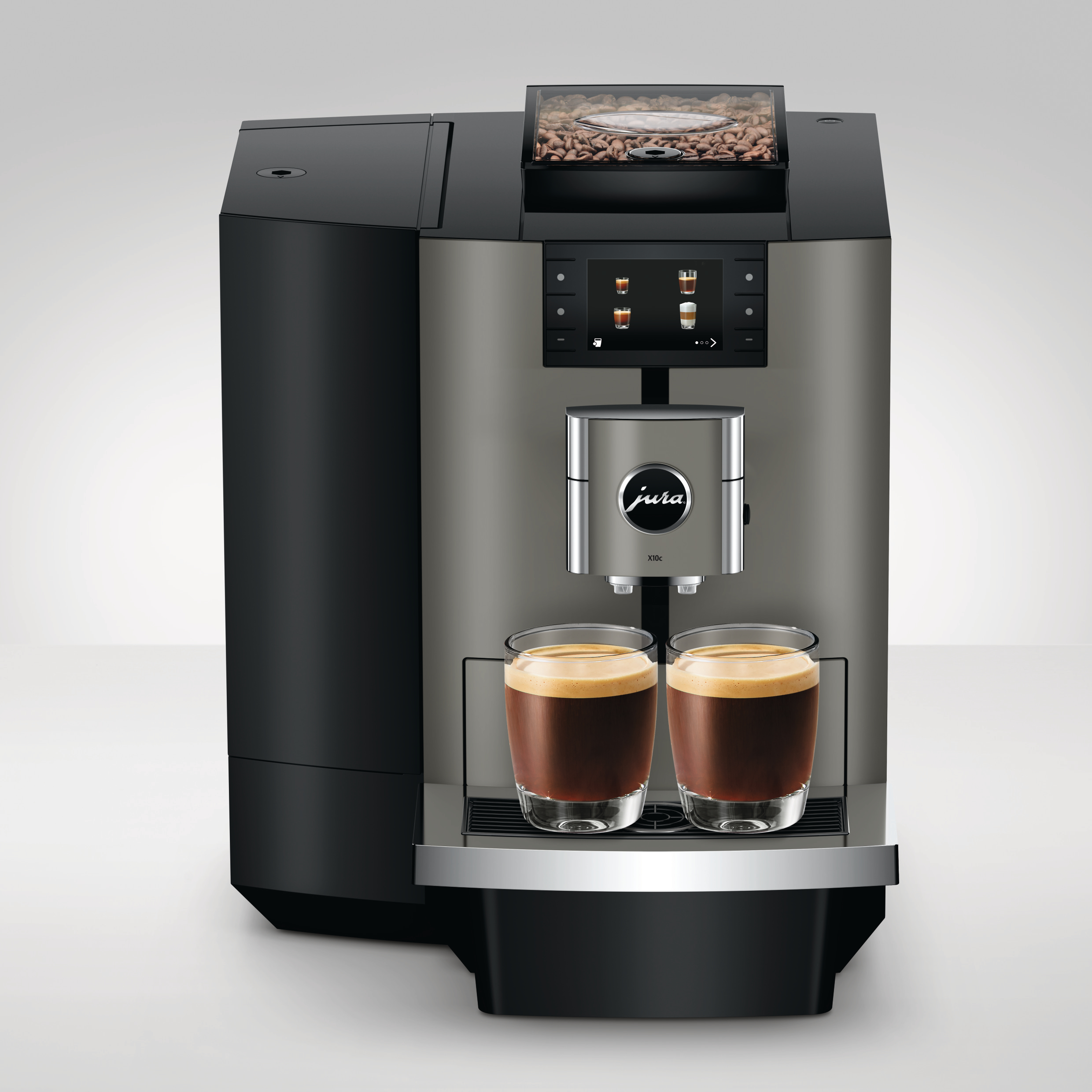 Moderne Kaffeemaschine mit zwei Espresso-Shots in Gläsern. Kaffeebohnen sind oben sichtbar. Graue und schwarze Maschine.