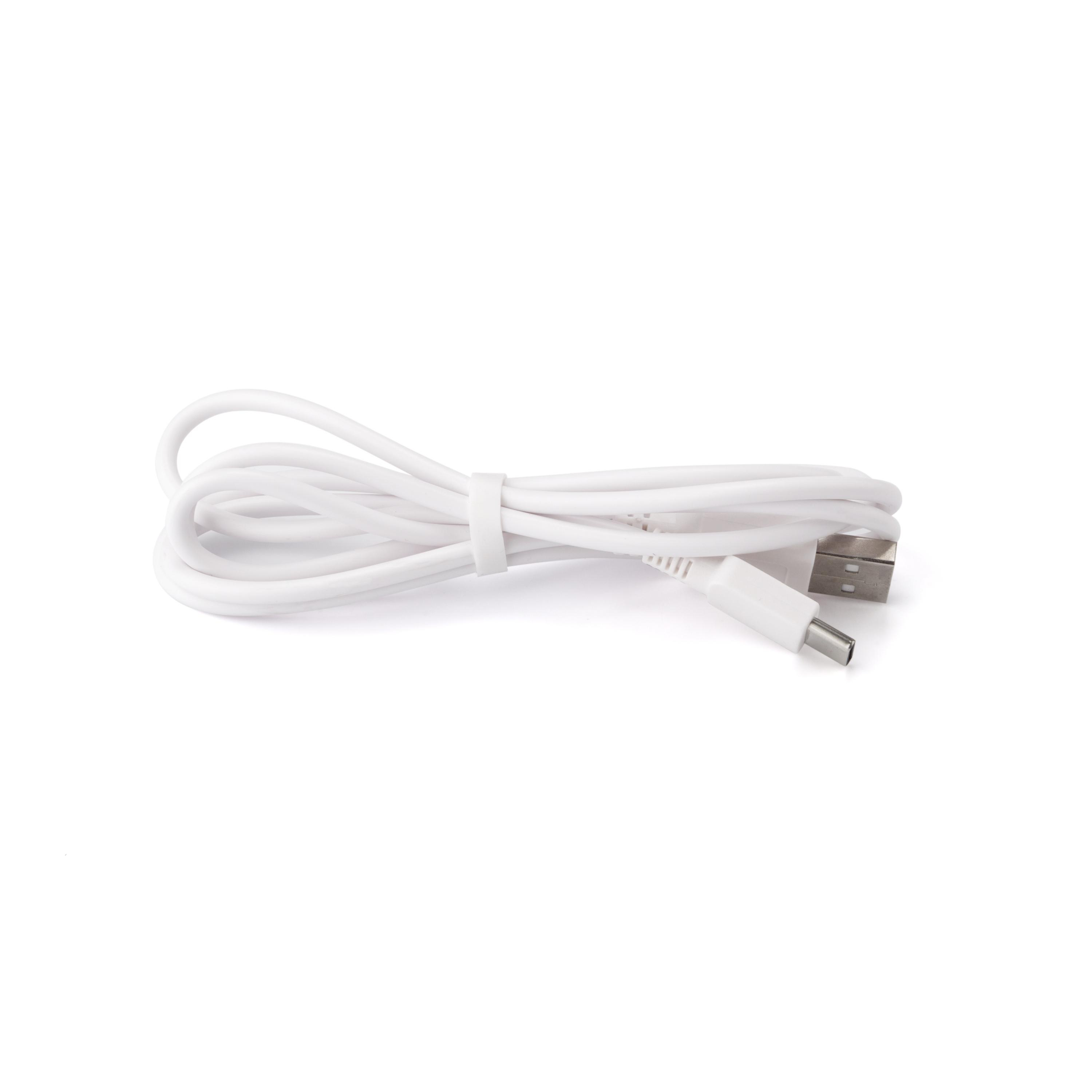 Ein weißes USB-Kabel auf weißem Hintergrund. Das Kabel ist aufgerollt und mit einem Riemen gebunden. USB-A- und USB-C-Anschlüsse.