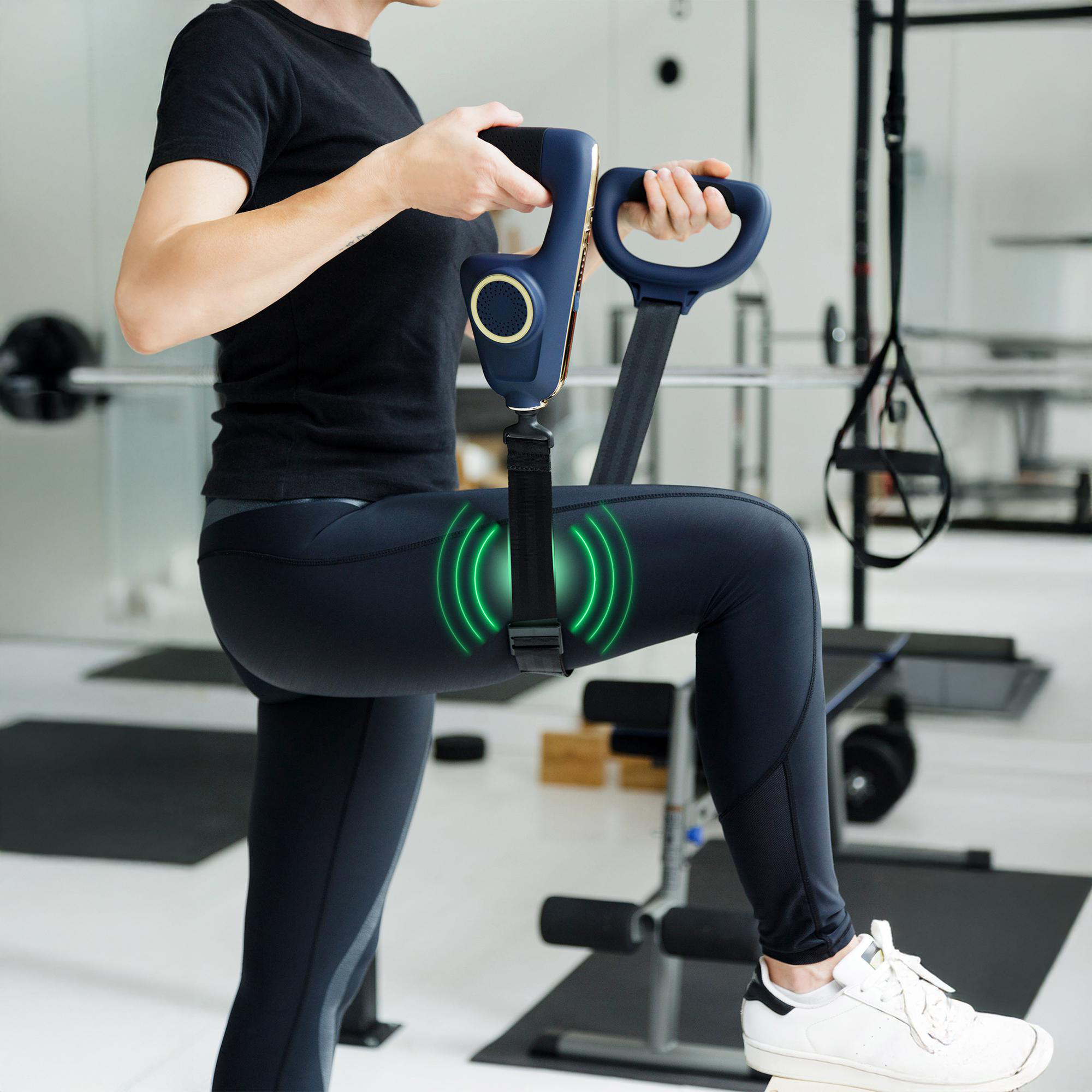 Person benutzt Bein-Trainingsgerät im Fitnessstudio. Gerät ist blau und gold. Grüne Wellen heben den Oberschenkel hervor.
