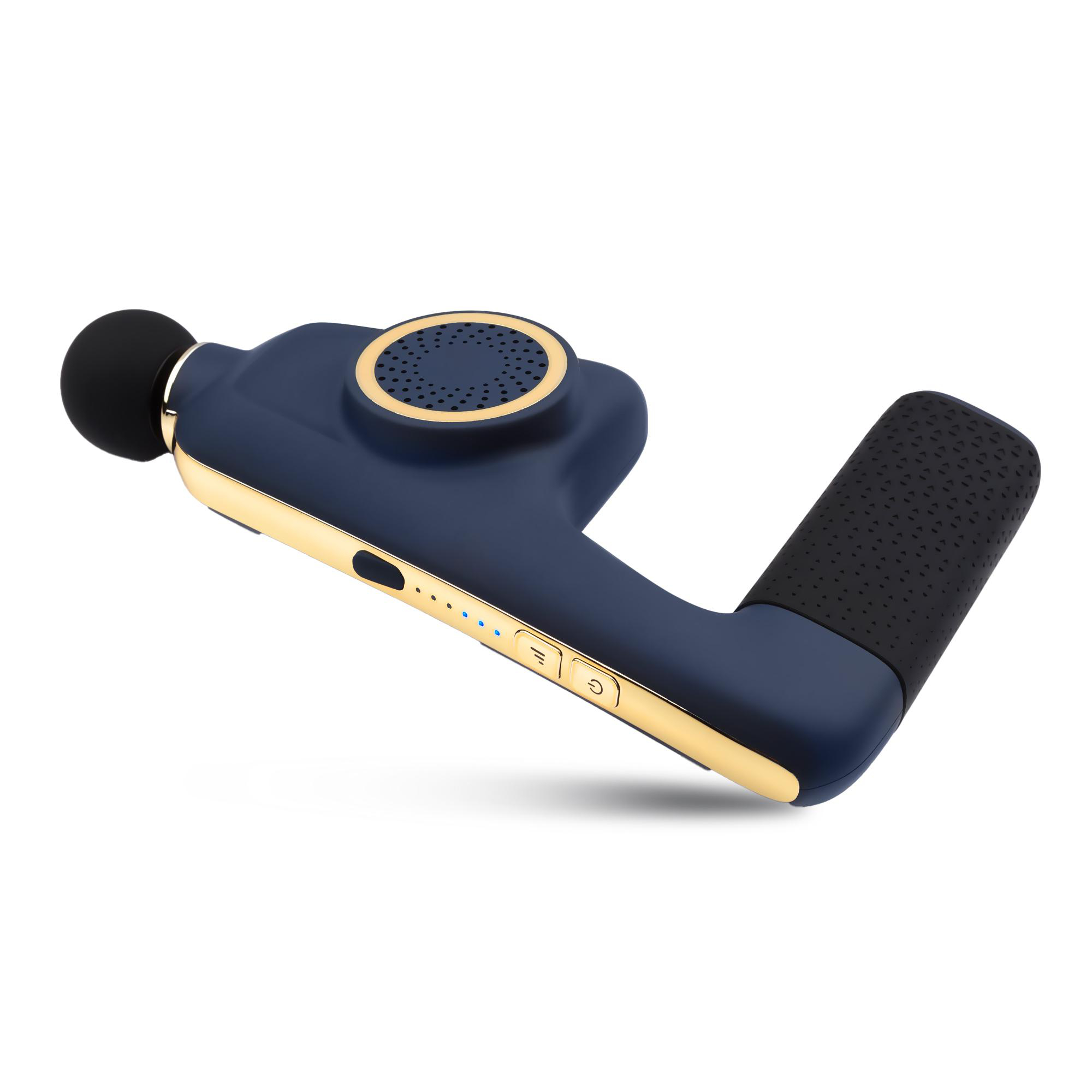Eine dunkelblaue und goldene Massagepistole mit einem schwarzen Massagekopf und Griff. Isoliert auf weißem Hintergrund.