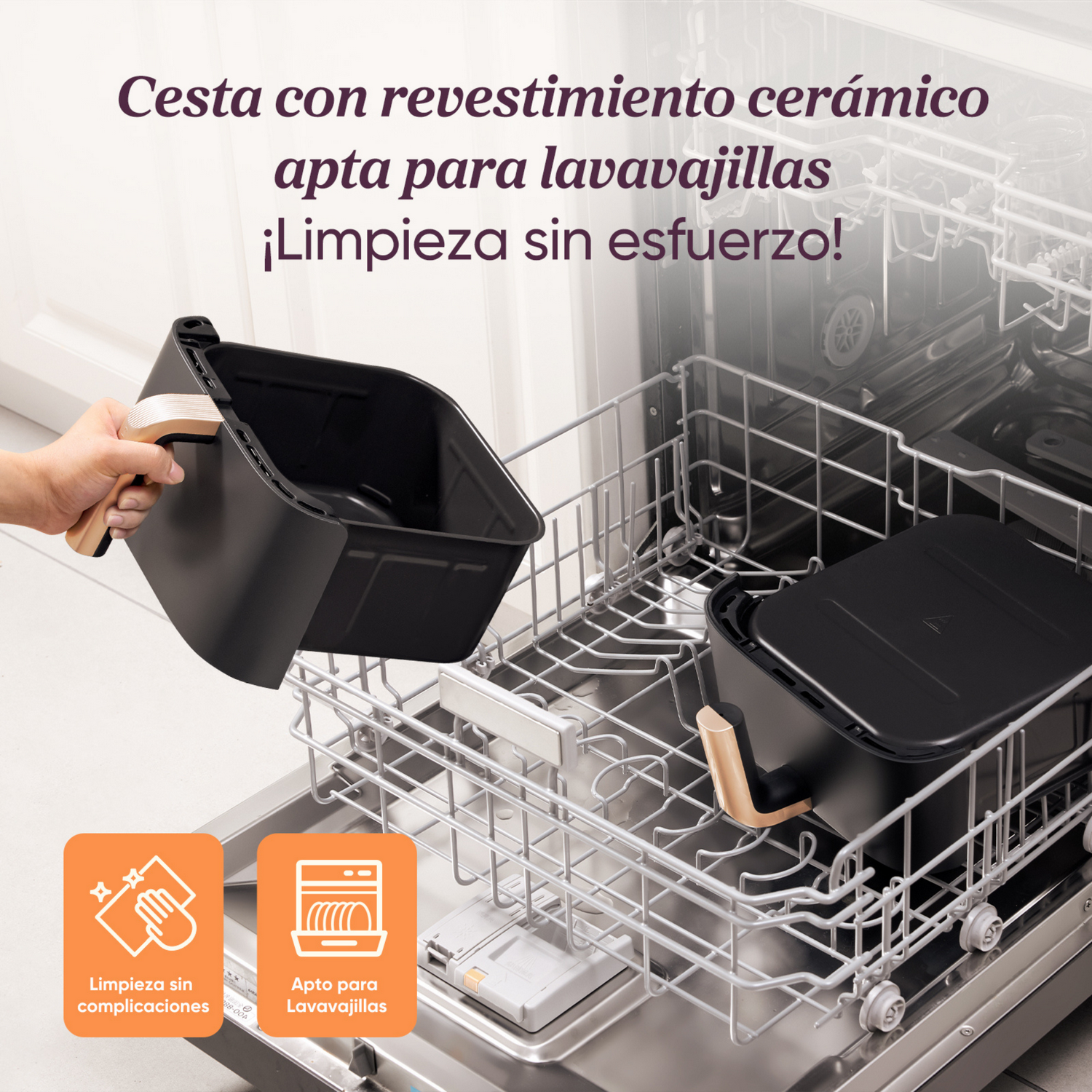 Se coloca una cesta negra con revestimiento cerámico en un lavavajillas. La imagen enfatiza la fácil limpieza y compatibilidad.