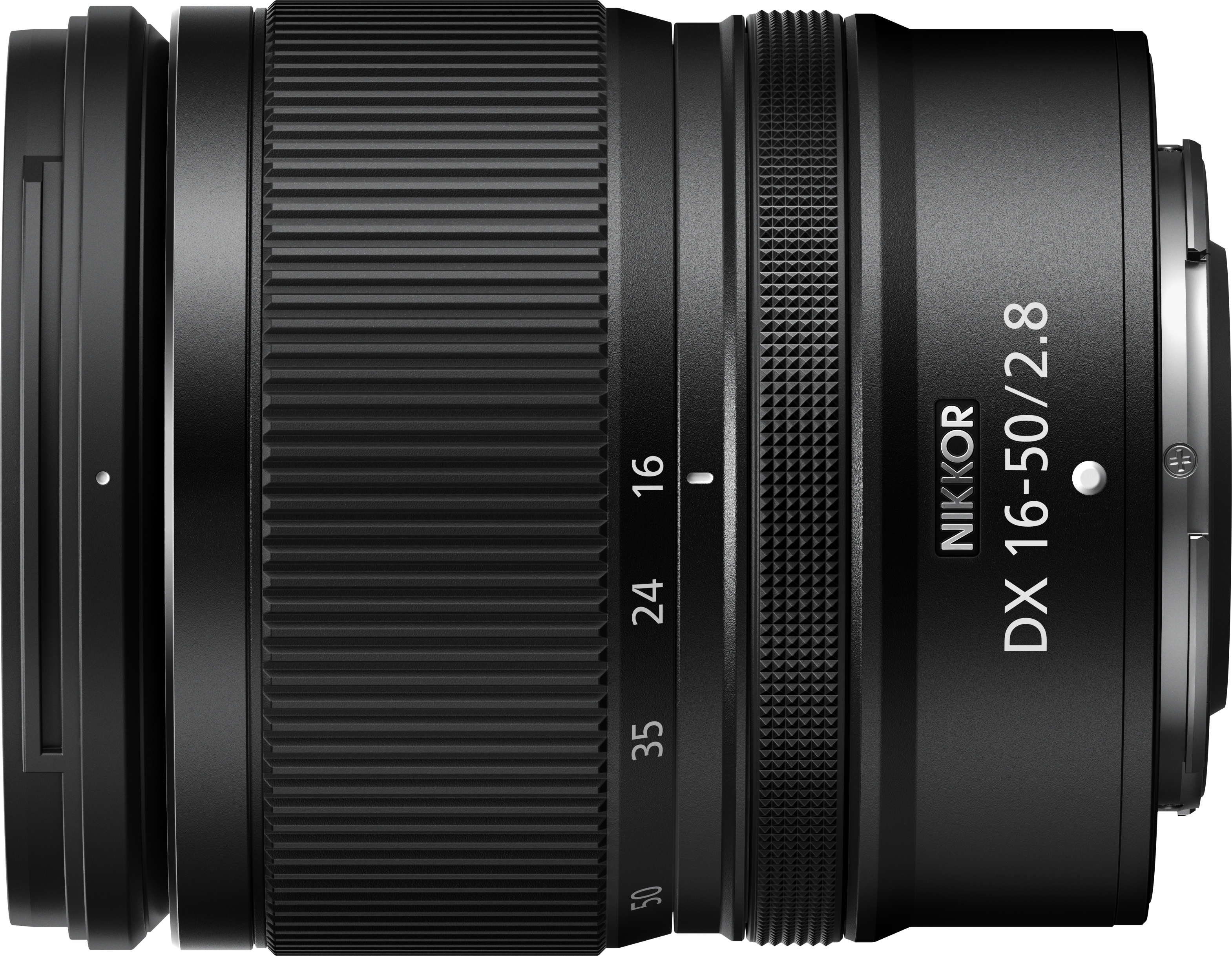 Ein schwarzes Nikon DX 16-50/2.8 Objektiv. Es hat geriffelte Abschnitte und Markierungen für Brennweiten, sowie die Markennamen Nikon und DX.