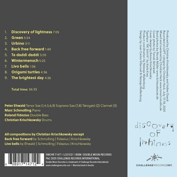 Albumcover: Text mit Songtiteln und Credits. Titel ist 'Discovery of Lightness'. Der Hintergrund ist hellblau, mit handgeschriebenem Titel.
