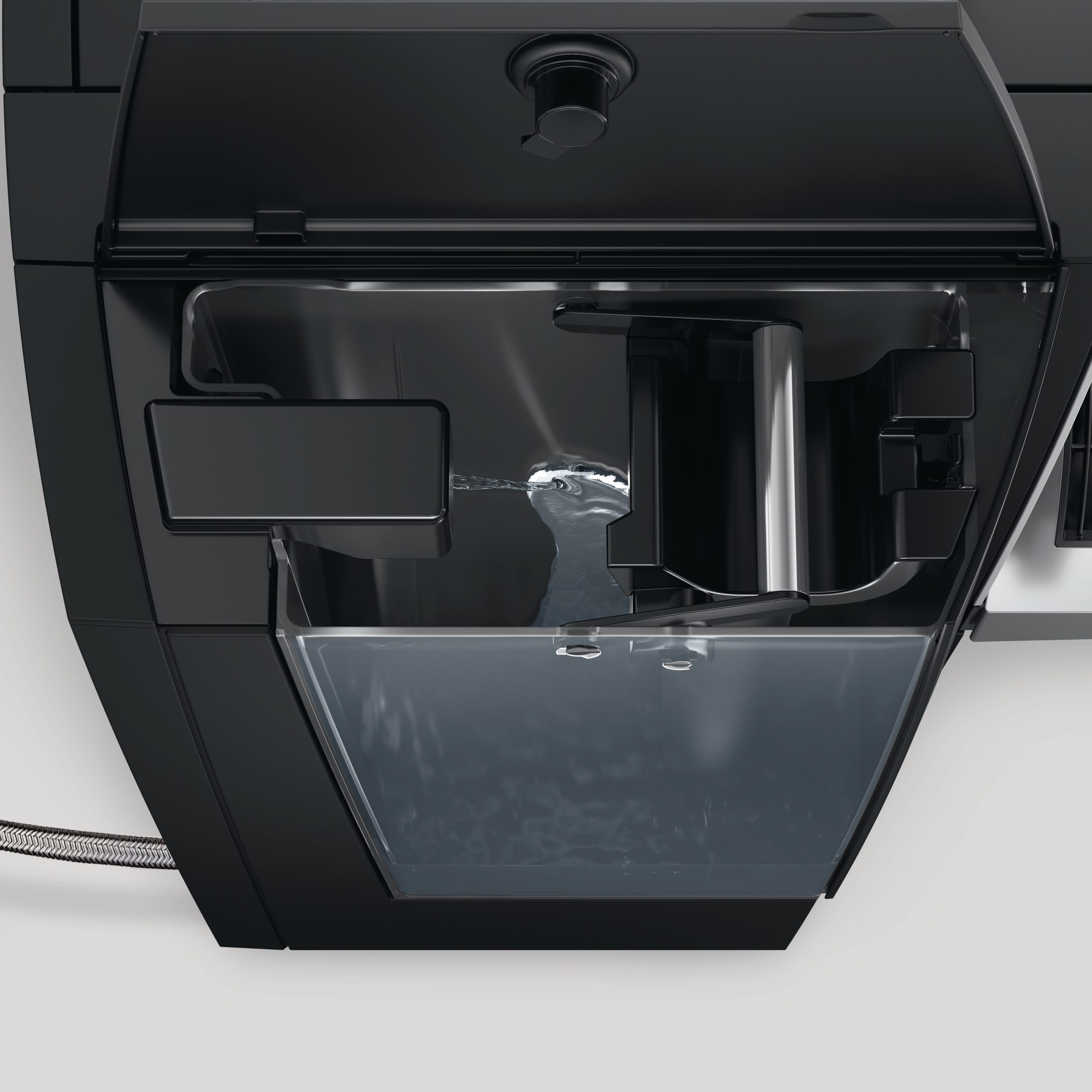 Nahaufnahme einer schwarzen Maschine mit transparentem Wasserbehälter. Wasser fließt. Der Hintergrund ist hellgrau.