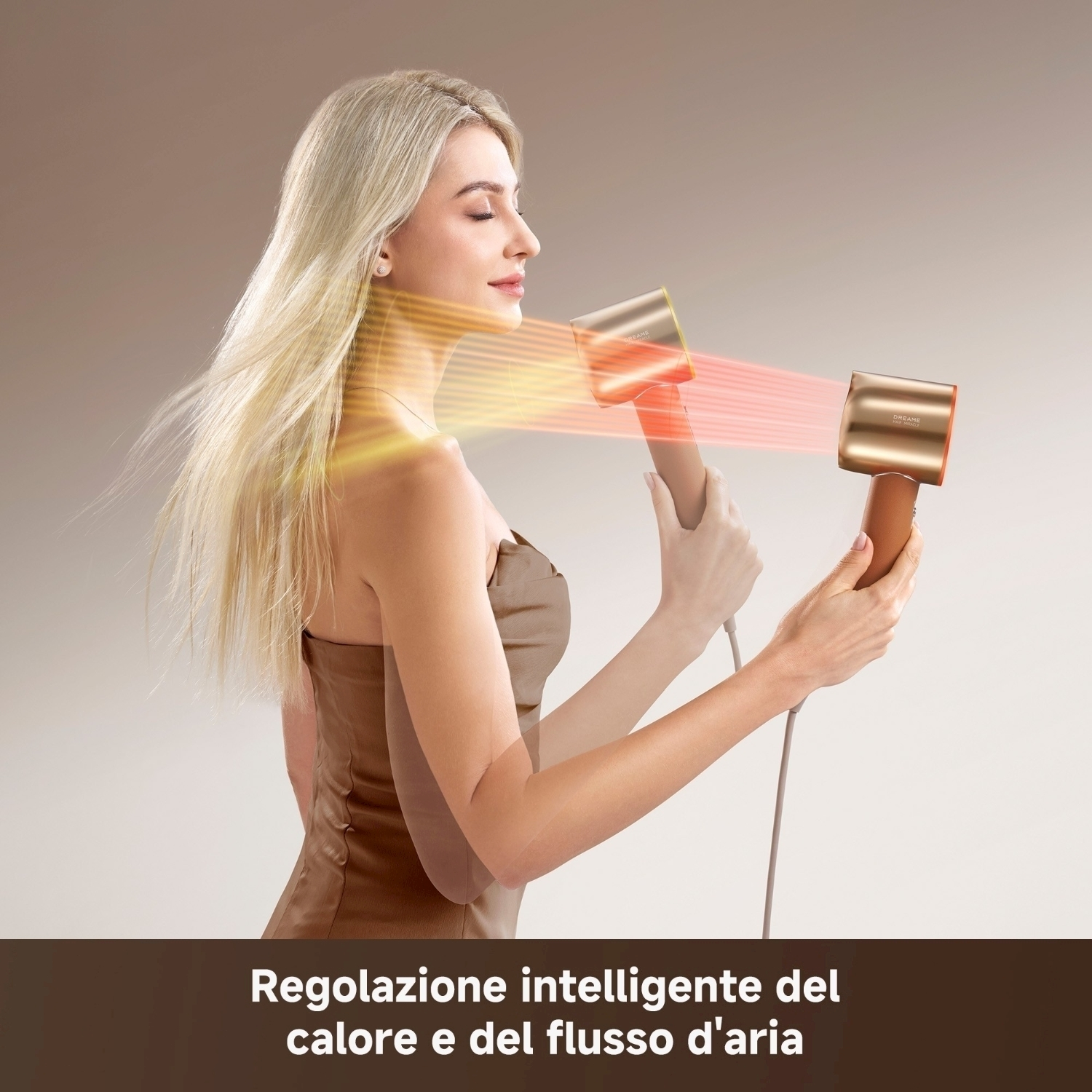 Una donna bionda usa un asciugacapelli dorato. Emanano luci rosse e gialle. Il testo dice 'Regolazione intelligente del calore e del flusso d'aria'.