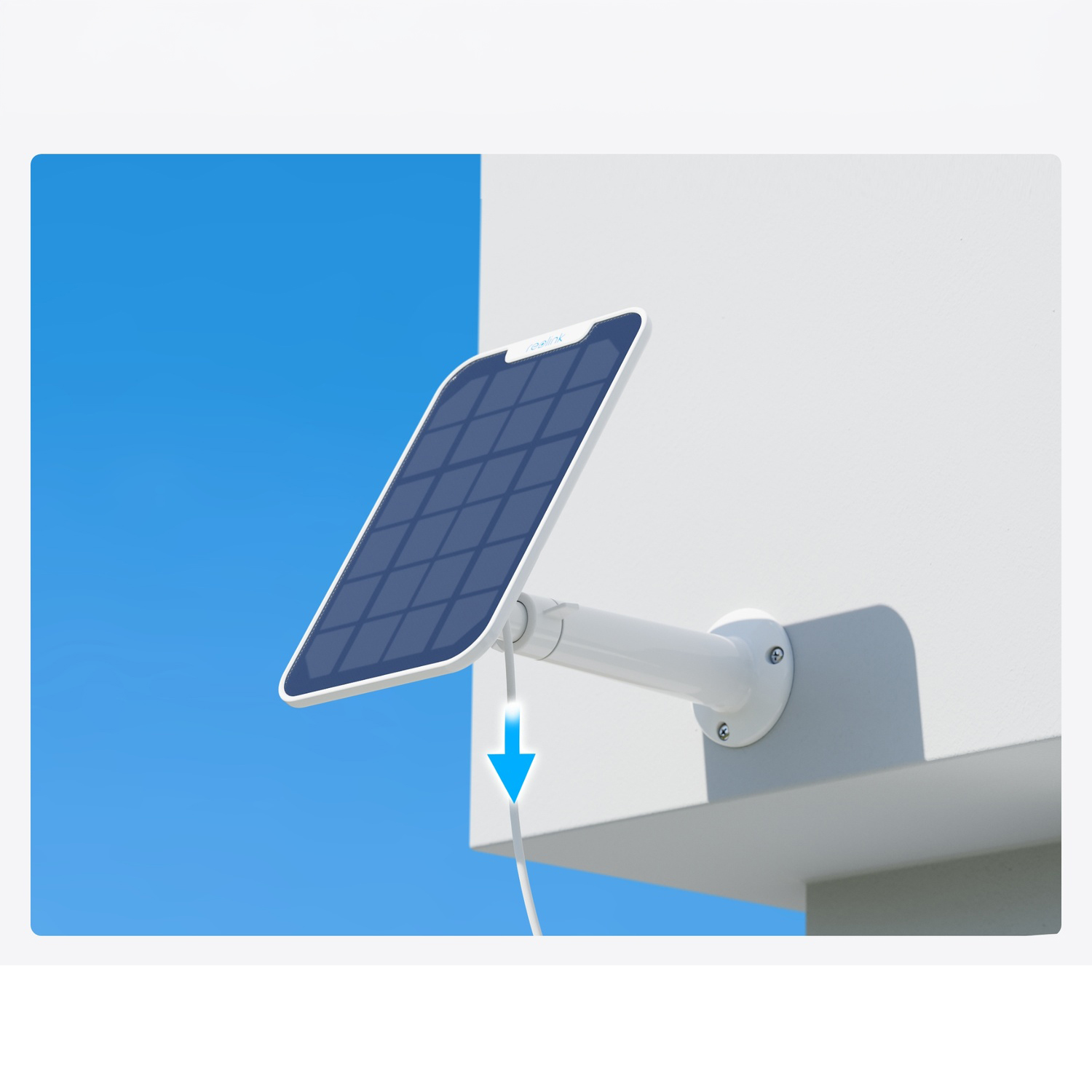 Un pannello solare è montato su un muro bianco con cielo blu sullo sfondo. Un cavo bianco scende dal pannello.