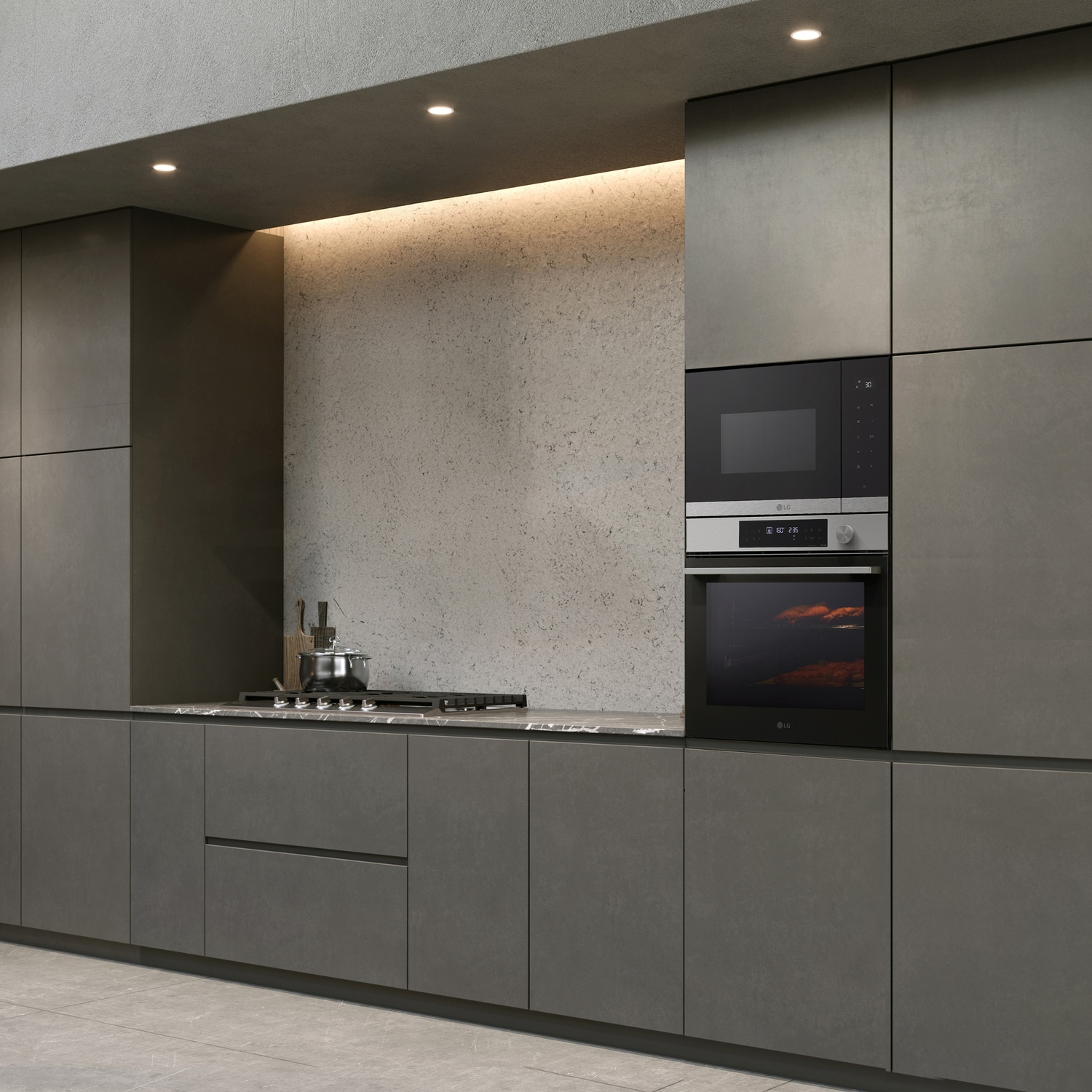 Cucina moderna con elettrodomestici ad incasso, tra cui microonde e forno. Una pentola è sul piano cottura. Armadi e piano di lavoro grigi.