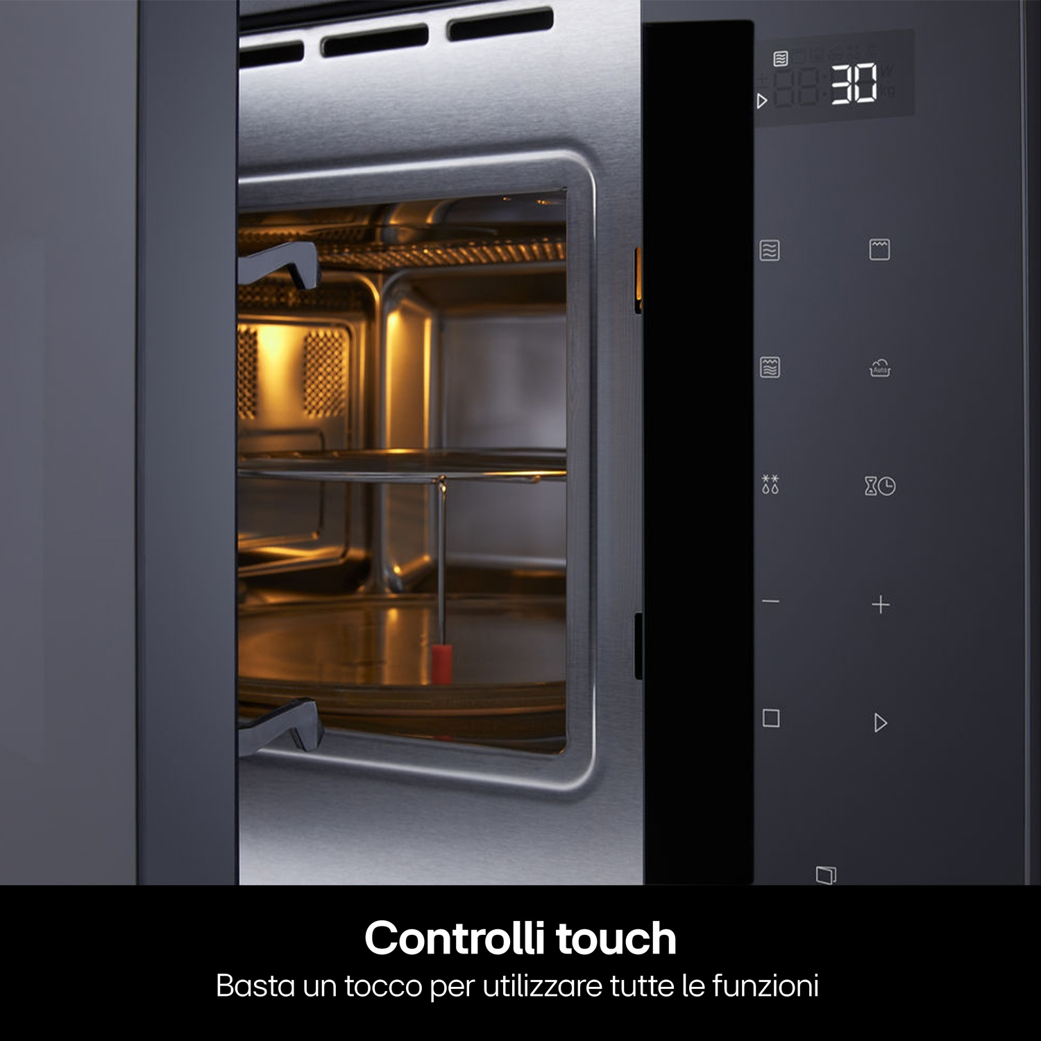 Primo piano di un forno a microonde. La porta è aperta, rivelando l'interno. Il display digitale mostra '8:30'. Comandi touch.