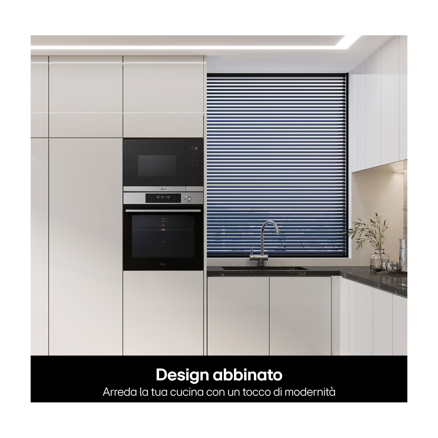 Cucina moderna con forno e microonde a incasso. Finestra con persiane, lavello e piano di lavoro. Mobili bianchi e design minimalista.