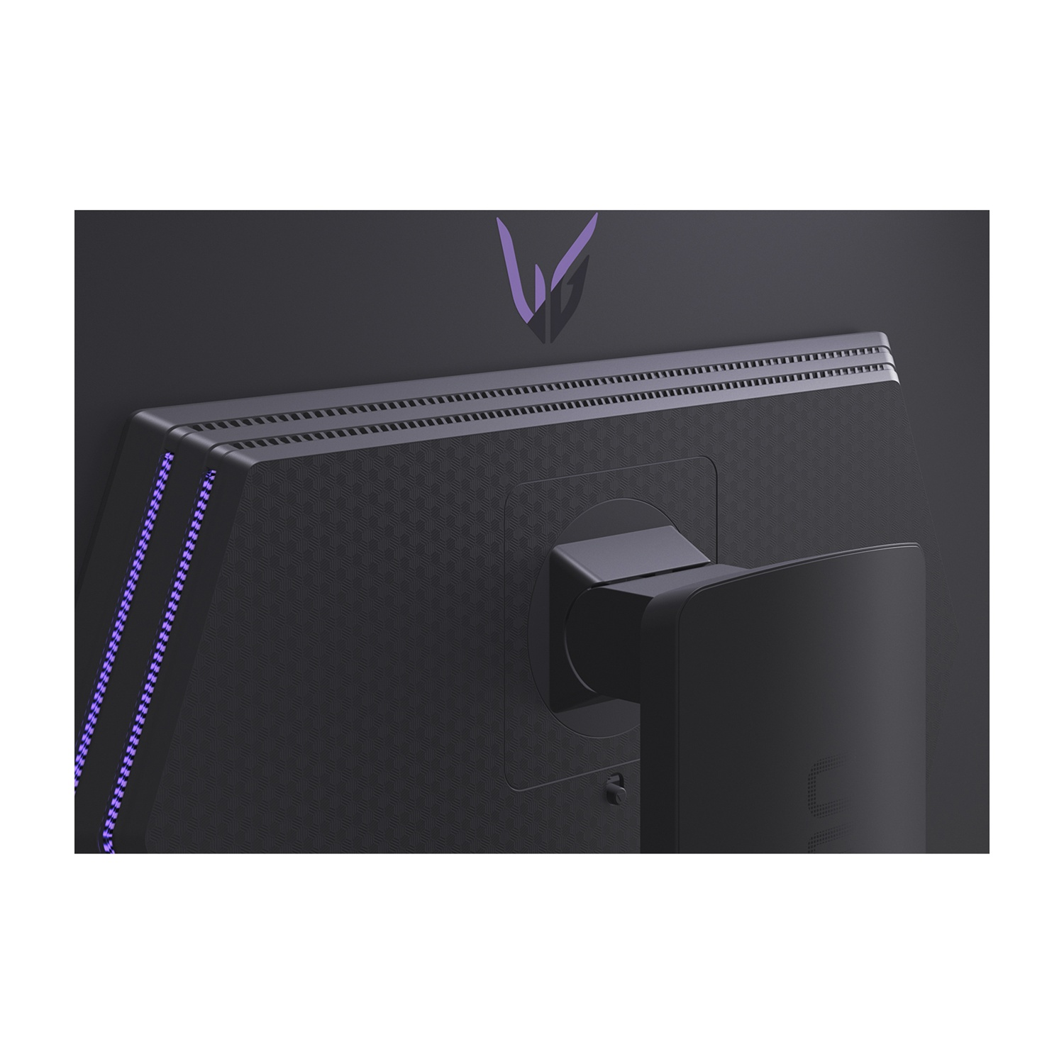 Primo piano del retro di un monitor nero. Ha un logo viola, una superficie a motivi e un supporto.