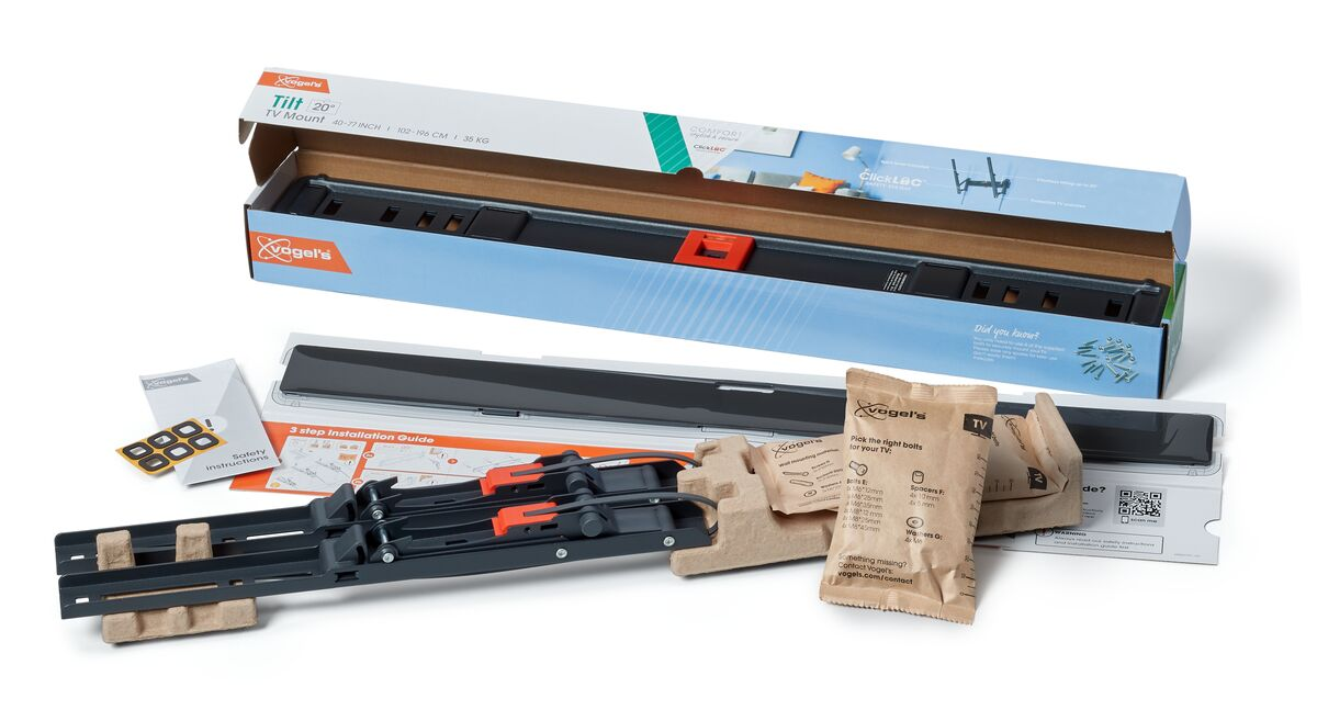 TV-Halterungssatz mit Karton, Anleitungen und verschiedenen Teilen. Enthält schwarze Halterung, orange Akzente und Vogel's-Marken.