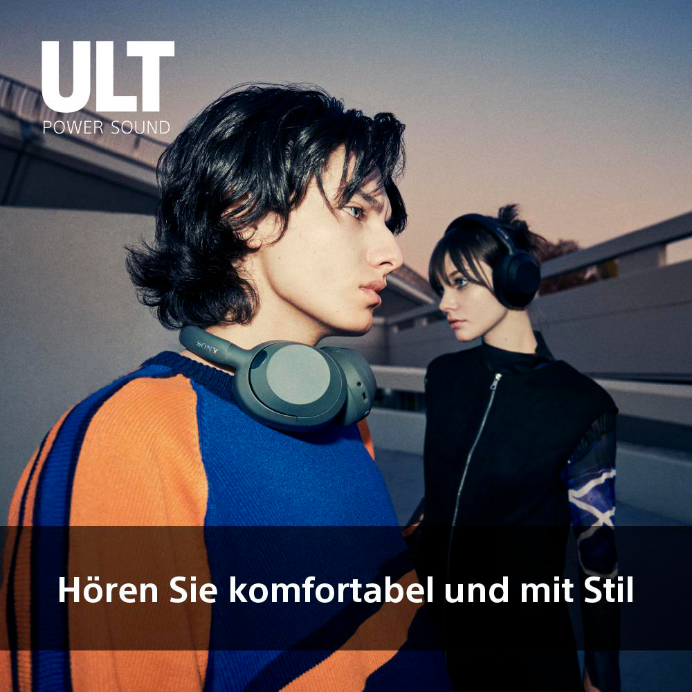 Zwei Models mit Kopfhörern. Einer in Blau/Orange, der andere in Schwarz. Das Logo lautet 'ULT Power Sound'.