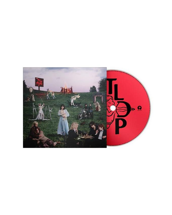 Albumcover mit einer Gruppe von Menschen auf einem grasbewachsenen Hügel. Eine rote CD mit weißem Text ist sichtbar. Im Hintergrund ein Lagerfeuer.