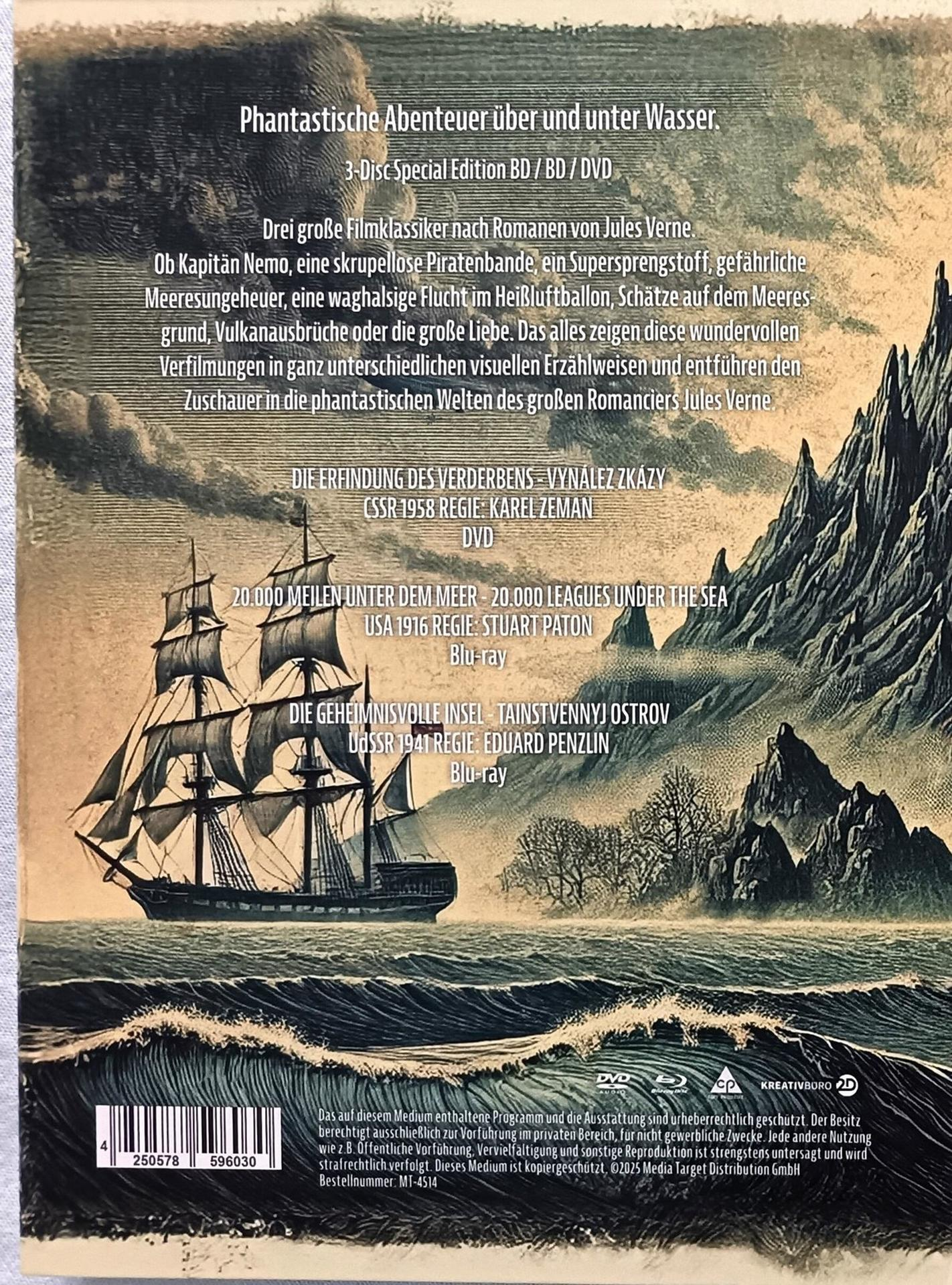 Ein Filmcover mit einem Schiff auf dem Meer, Bergen und Text auf Deutsch.