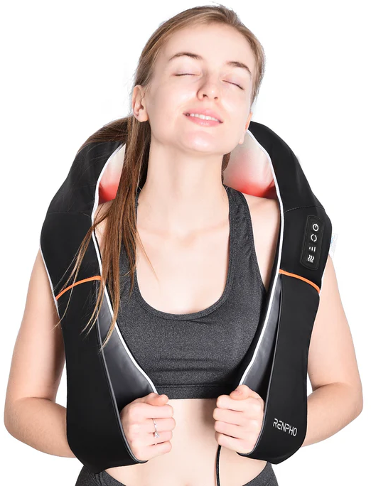 Frau mit geschlossenen Augen, die ein schwarzes Nackenmassagegerät trägt. Sie lächelt. Das Massagegerät hat eine weiße und orangefarbene Verkleidung.