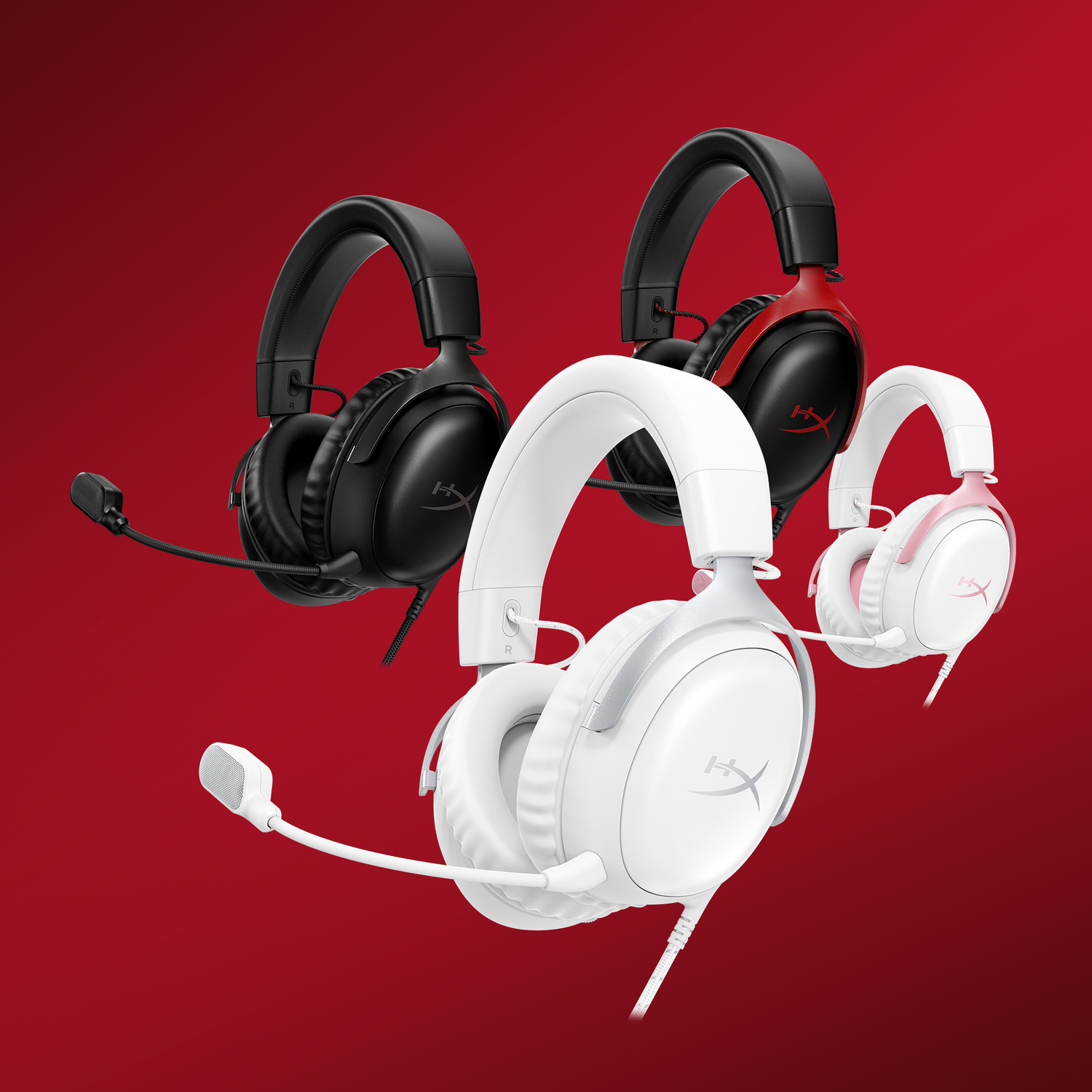 Vier gaming headsets in zwart, rood en wit op een rode achtergrond. Elk heeft een microfoon en het HyperX logo.