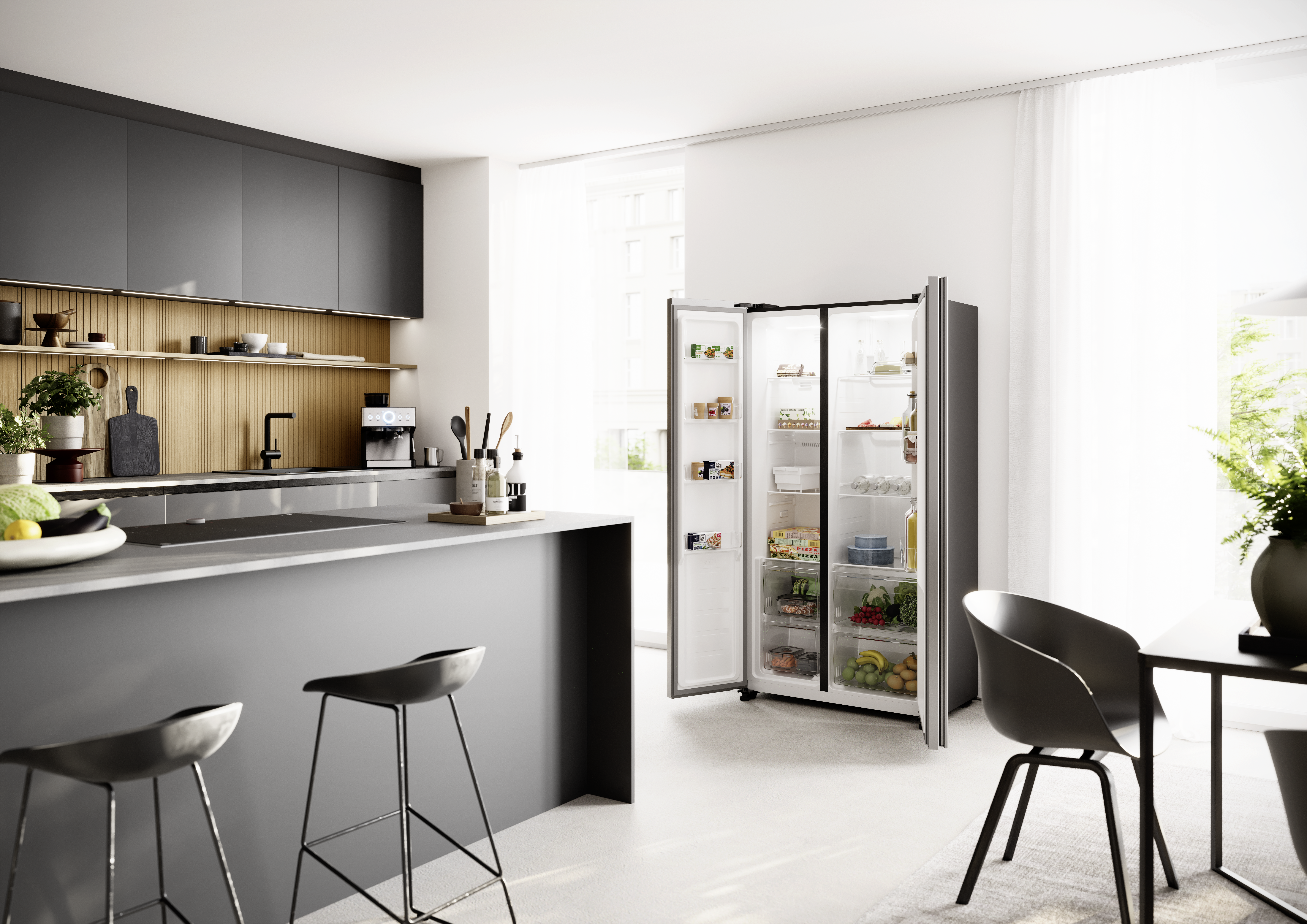 Eine moderne Küche mit Kühlschrank, Insel und Hockern. Der Kühlschrank ist geöffnet und zeigt Lebensmittel. Tisch und Stuhl sind sichtbar.