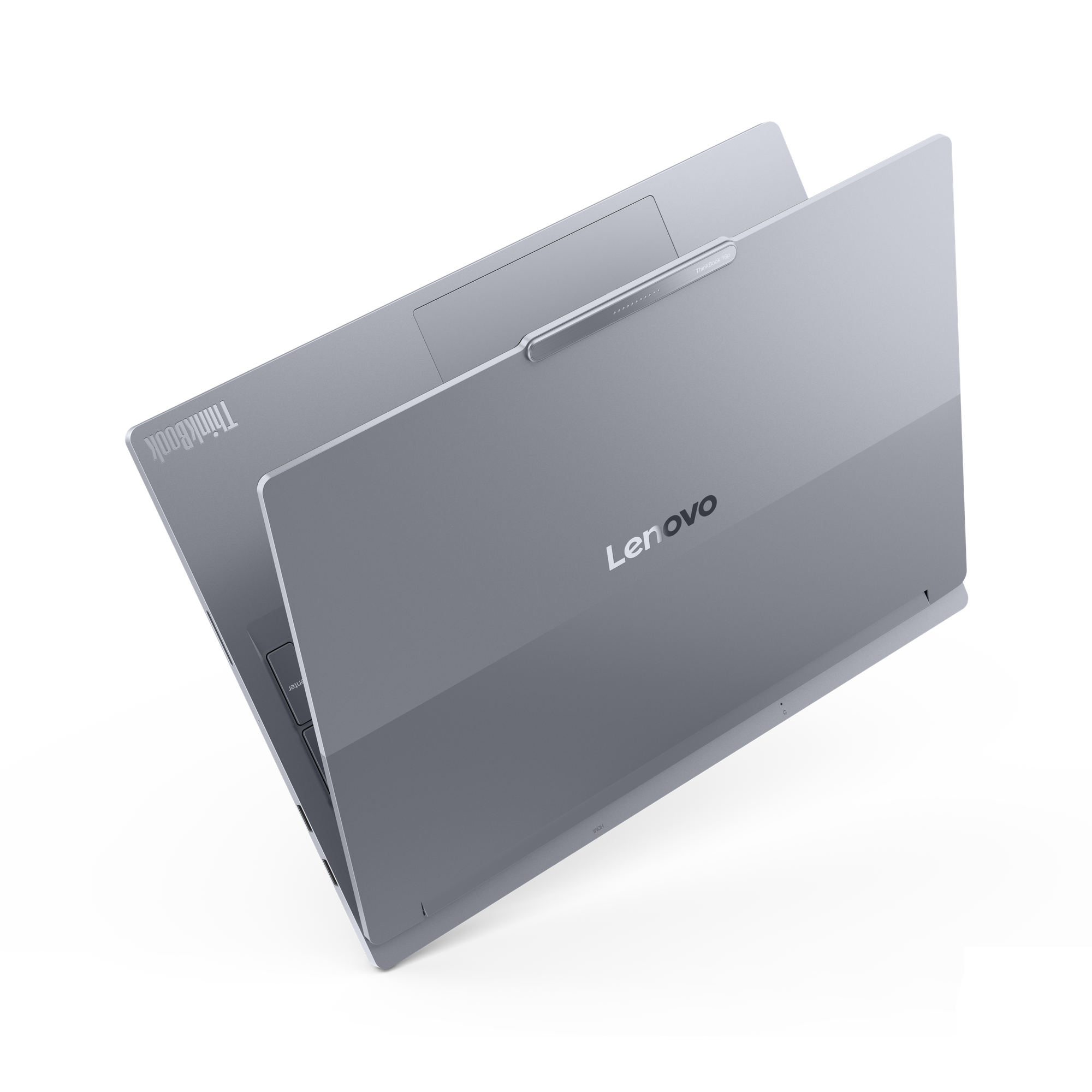 Ein silberner Lenovo Thinkbook-Laptop, geöffnet auf schwarzem Hintergrund. Das Lenovo-Logo ist sichtbar.
