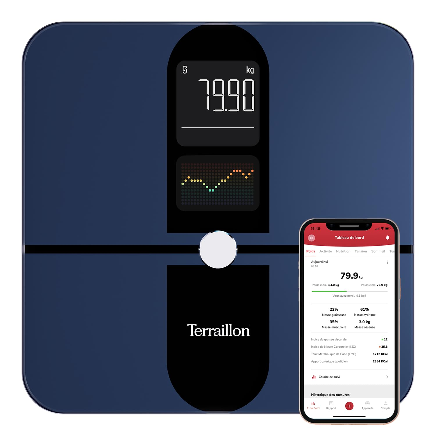 Una bilancia digitale mostra 79,9 kg. Uno smartphone mostra i dettagli del peso, inclusi grasso corporeo, massa muscolare e altre metriche sanitarie.