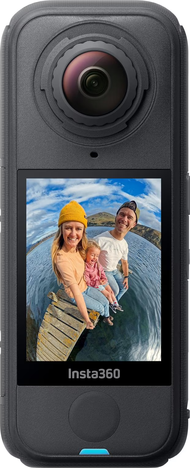 Fotocamera Insta360 nera che mostra una famiglia su un molo. La famiglia comprende una donna, un uomo e un bambino sorridente.