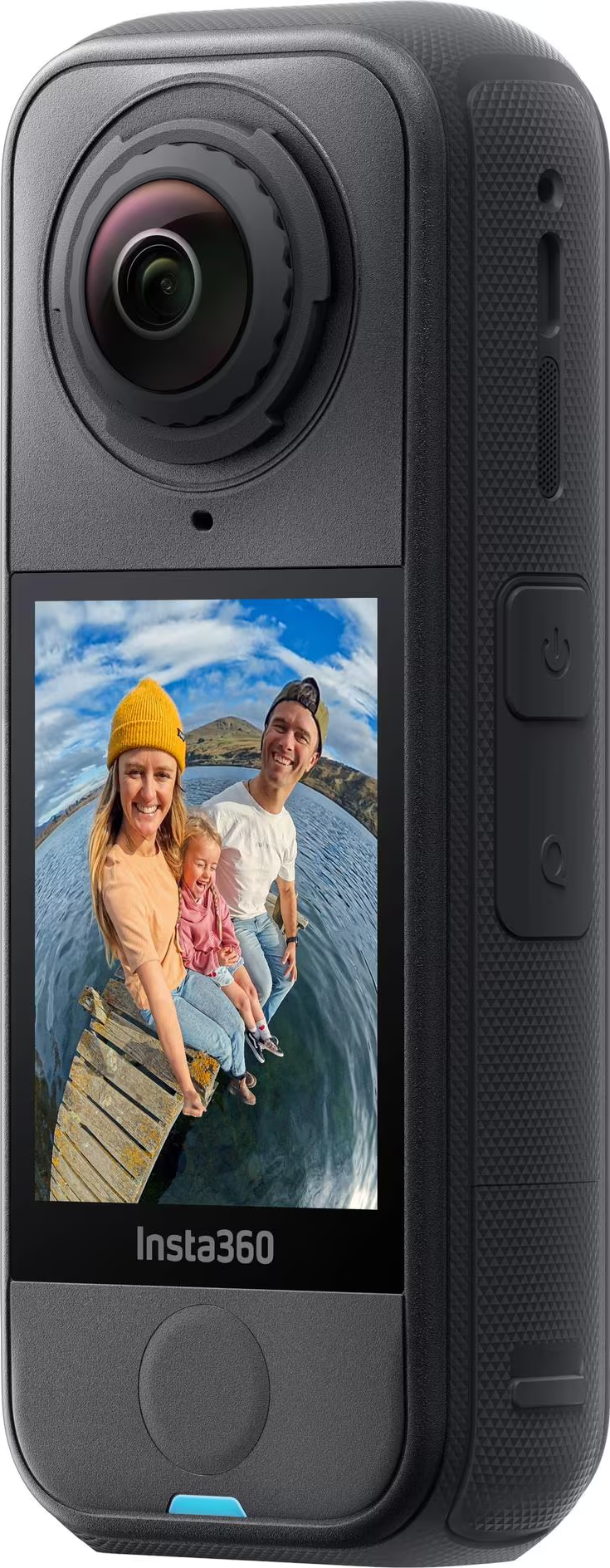 Fotocamera Insta360 nera con schermo che mostra una famiglia su un molo. La fotocamera ha una lente e pulsanti.