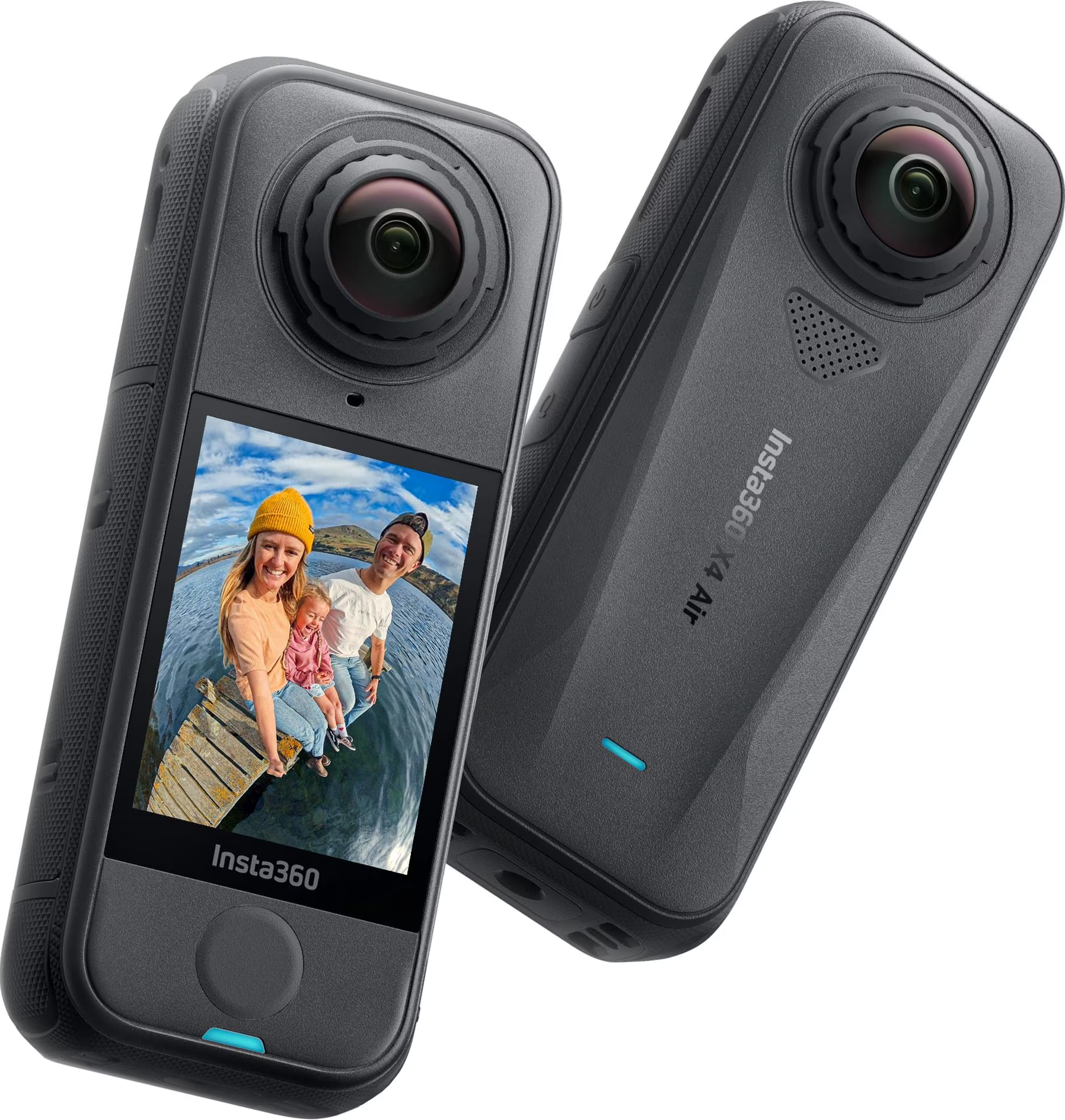 Due fotocamere Insta360 X4 Air nere. Una mostra una famiglia sullo schermo. L'altra è angolata per mostrare il retro.