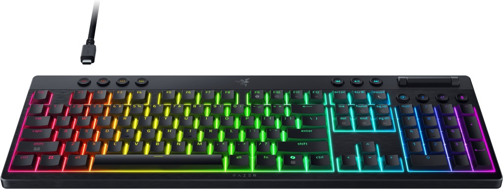 Tastiera Razer nera con tasti multicolore e luci a LED. È collegato un cavo USB-C. La tastiera è su sfondo bianco.