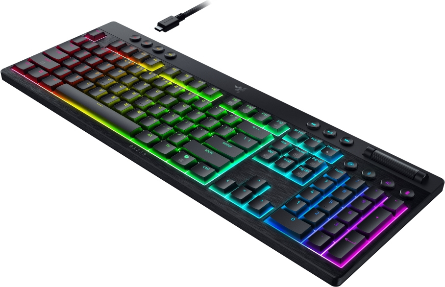 Una tastiera Razer nera con illuminazione a LED colorata. La tastiera ha un cavo USB-C. I tasti sono neri, con scritte bianche.