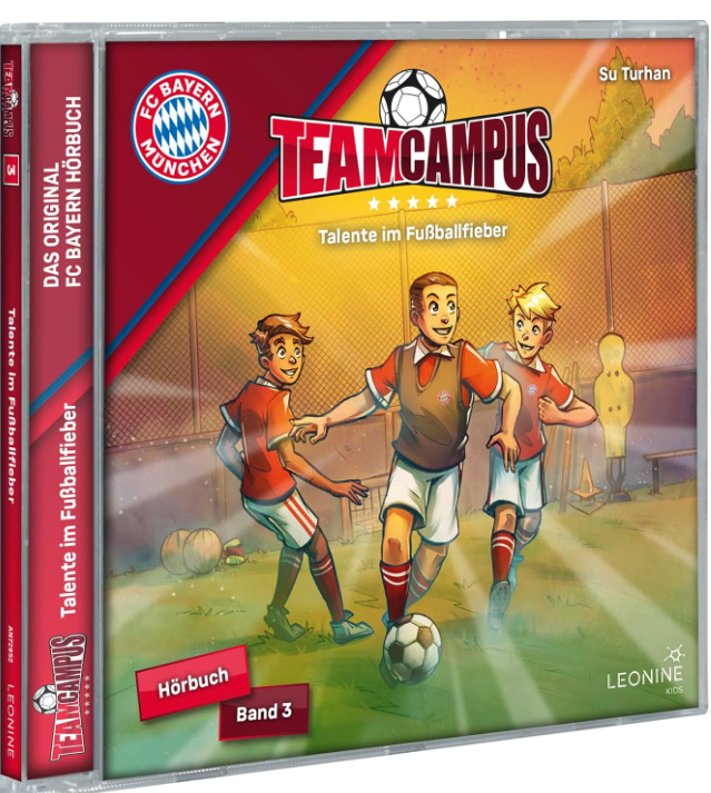 Cover-Art für das Hörbuch Team Campus. Drei Jungen in Fußballuniformen spielen mit einem Fußball. Das Cover zeigt eine CD-Hülle.