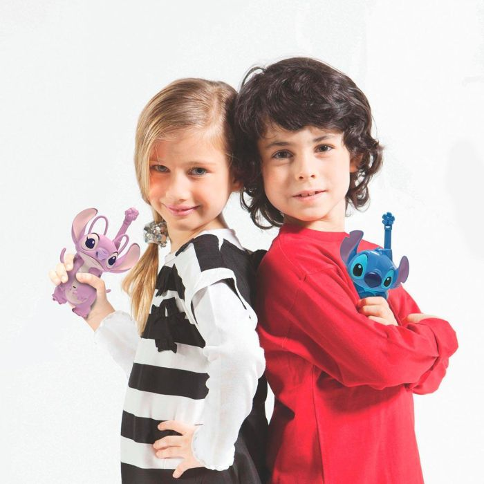 Dos niños de espaldas, sosteniendo juguetes de Stitch. Uno con camisa a rayas, otro con camisa roja.