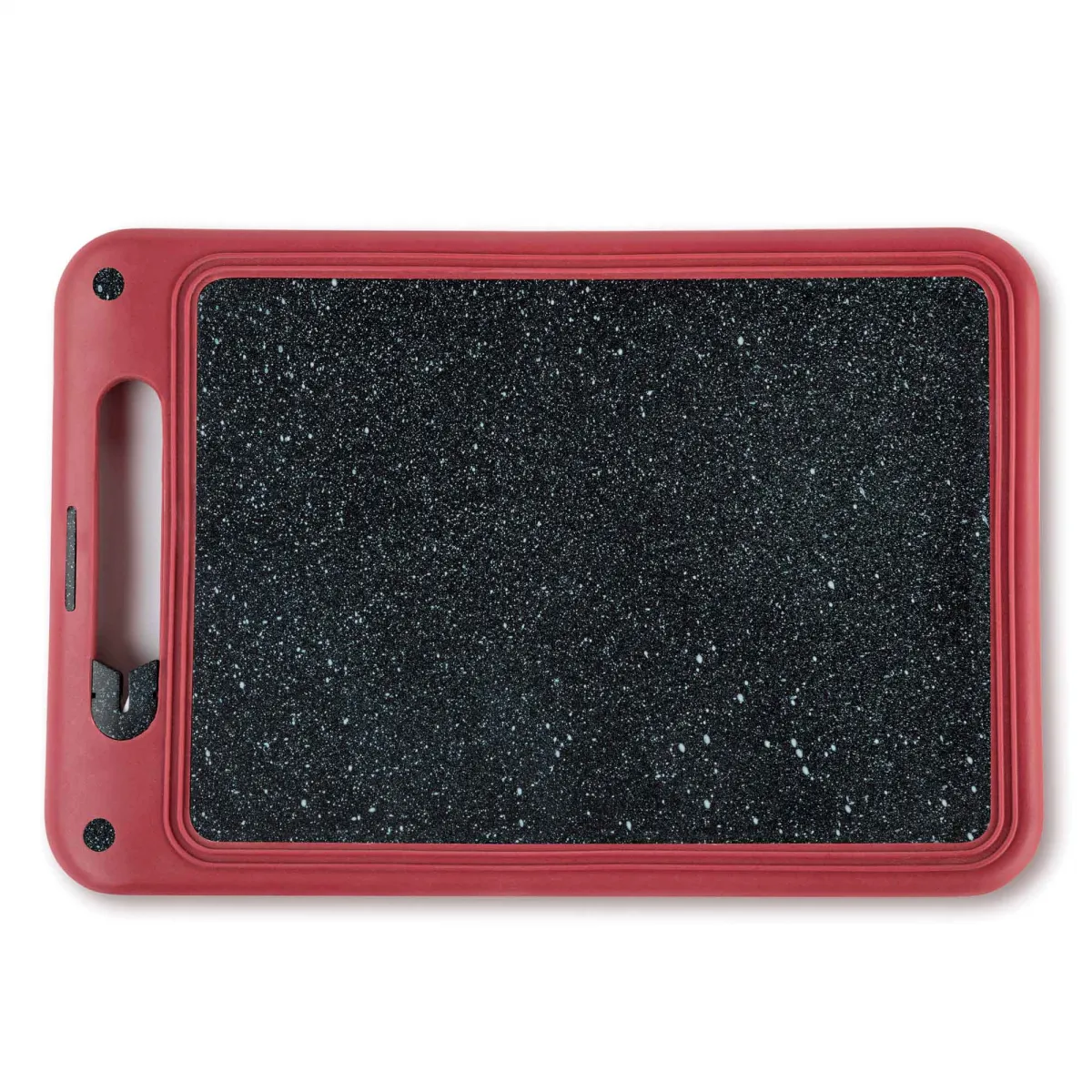 Una tabla de cortar rectangular con marco y asa rojos. El centro es negro con motas blancas.