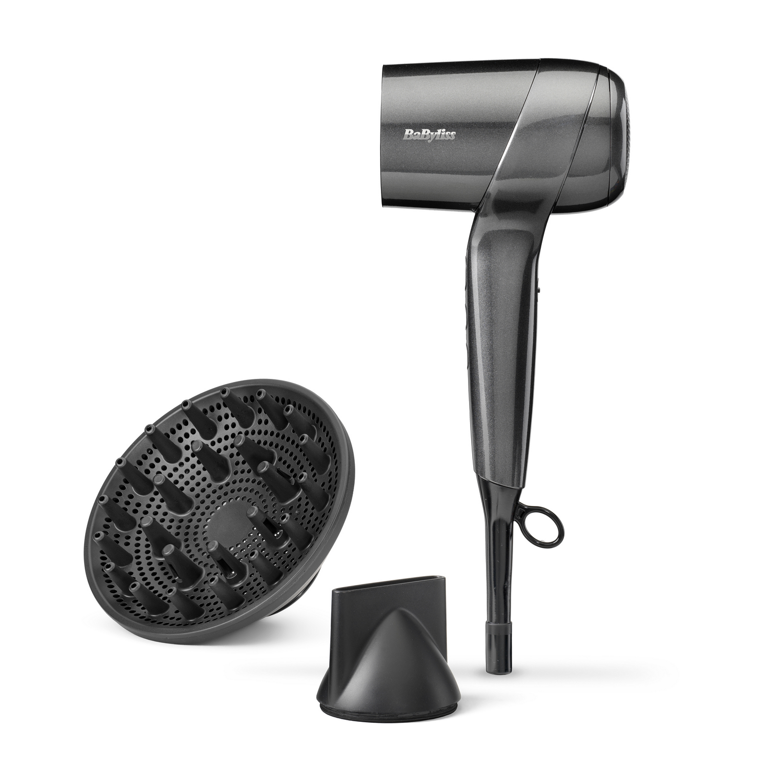 Un secador de pelo negro con tres accesorios. El secador es brillante y tiene la marca 'BaByliss'. Aislado sobre un fondo blanco.