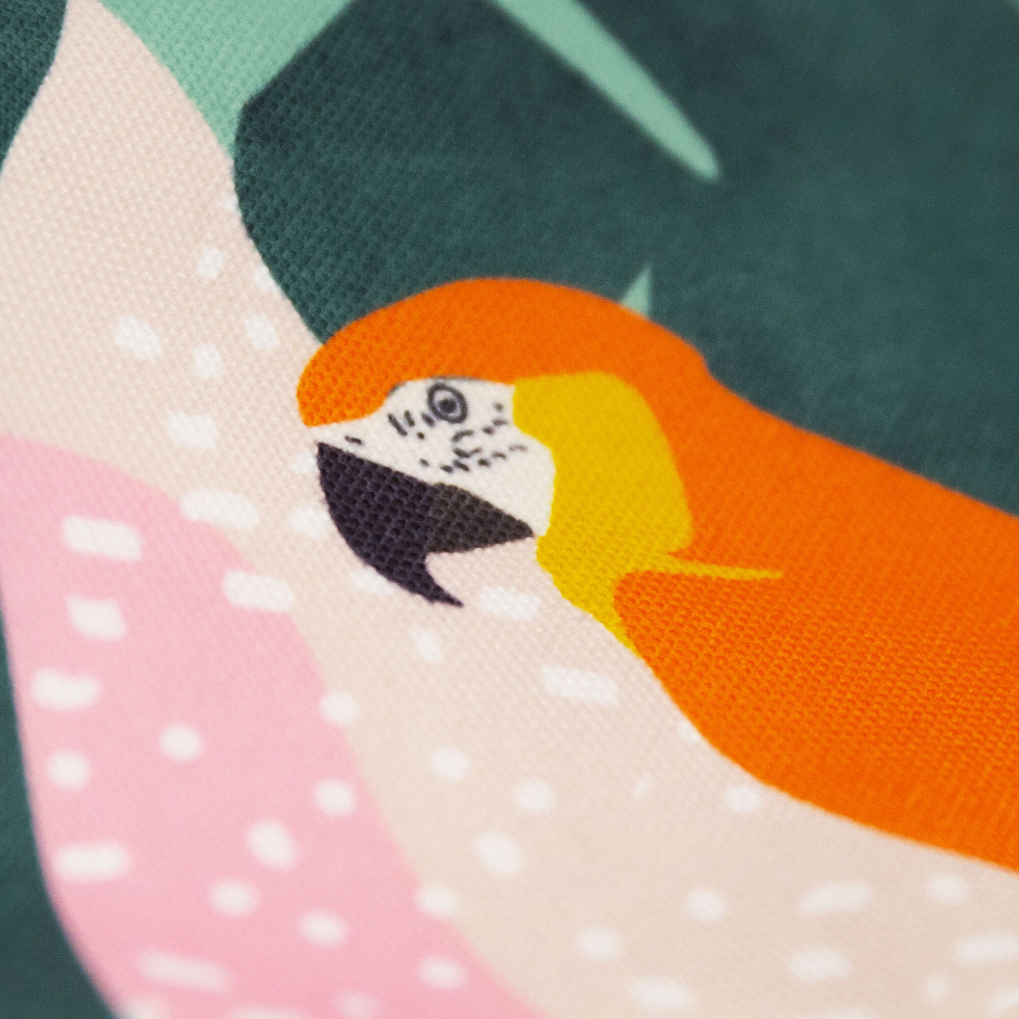 Zbliżenie głowy papugi. Zawiera pomarańczowe, żółte i czarne detale na tle różowych i zielonych kształtów.