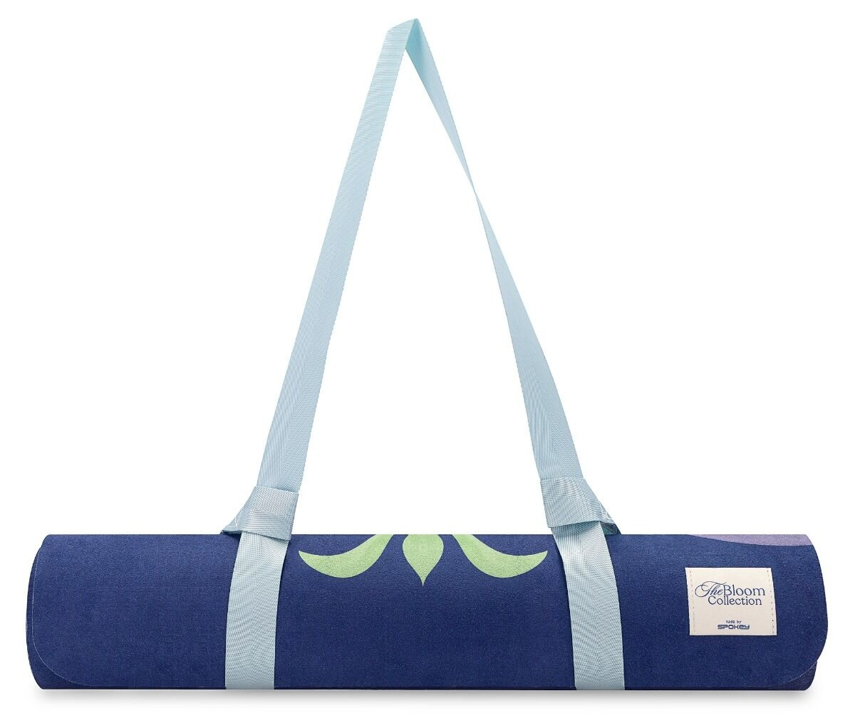 Zwinięta mata do jogi z jasnoniebieskimi paskami. Ma granatową podstawę z zielonymi wzorami kwiatowymi. Widoczna jest etykieta marki.