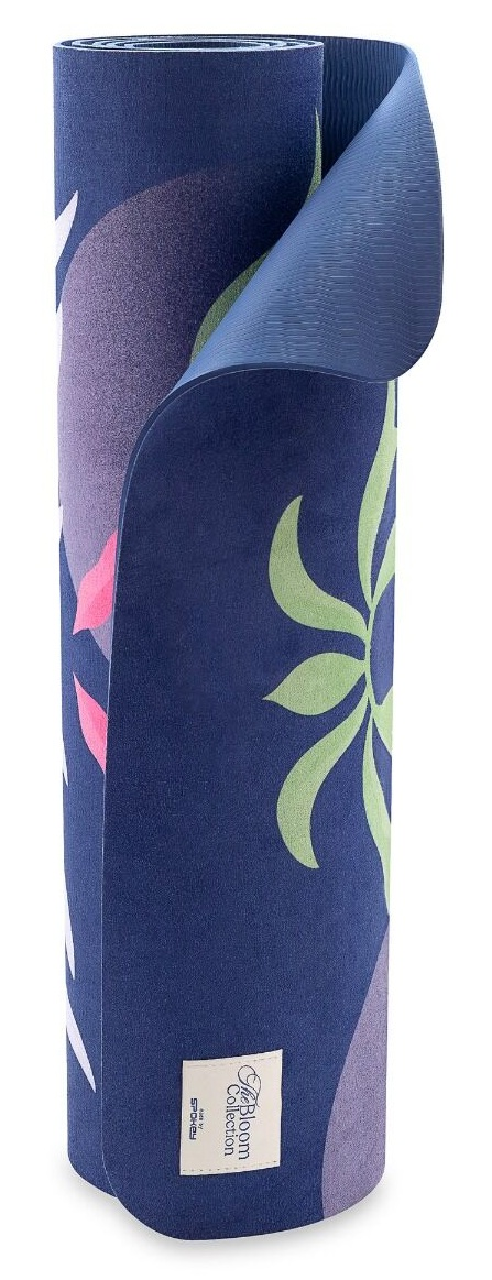 Zwinięta mata do jogi z niebieskim, fioletowym i zielonym wzorem kwiatowym. Mata częściowo rozwinięta, widoczny spód.
