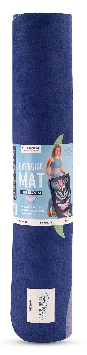 Zwinięta niebieska mata do jogi z kobietą na etykiecie. Mata ma kwiatowy wzór. Marka to Spokey, The Bloom Collection.